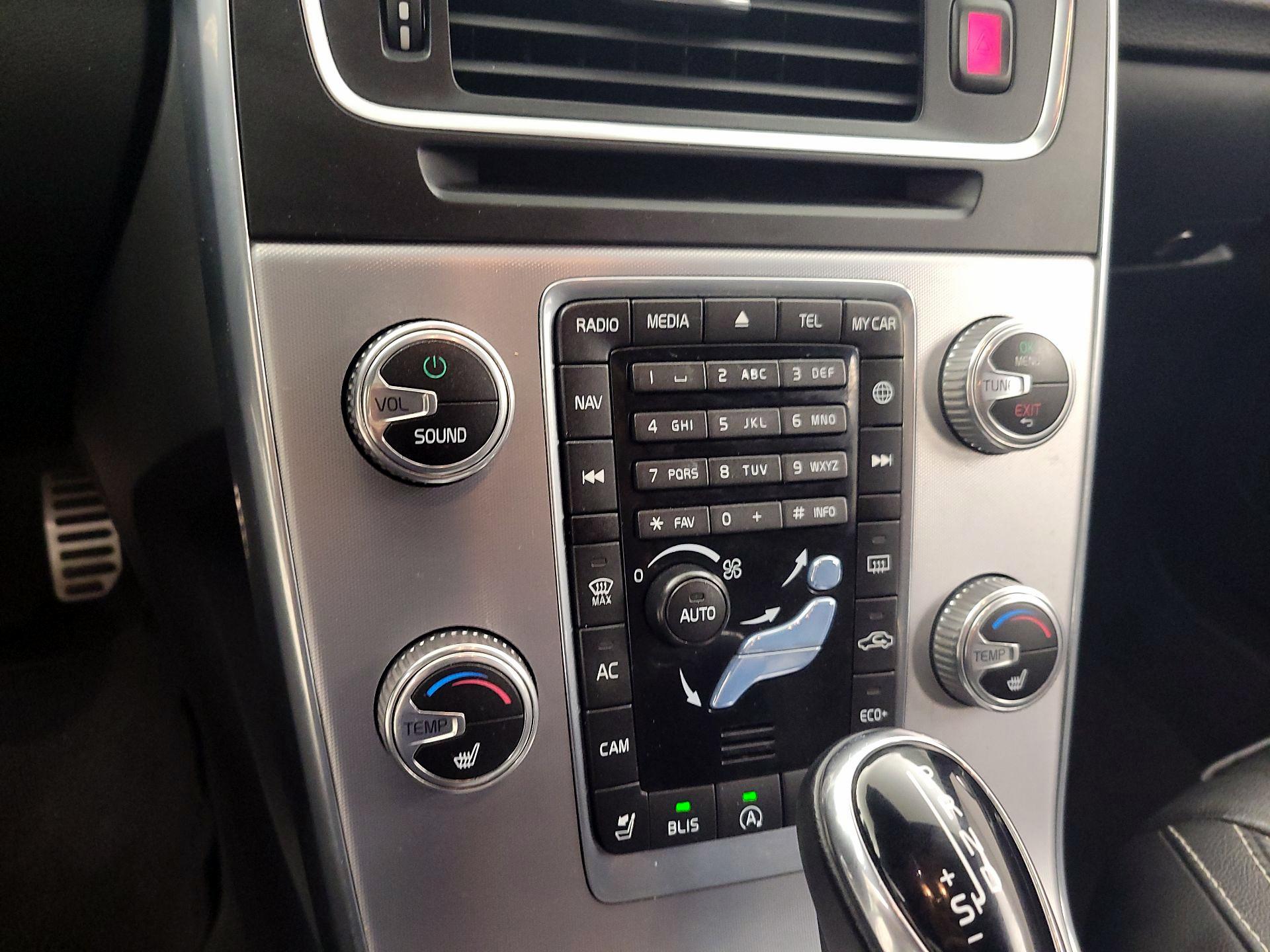 Thumbnail: 2017 Volvo V60 - 16