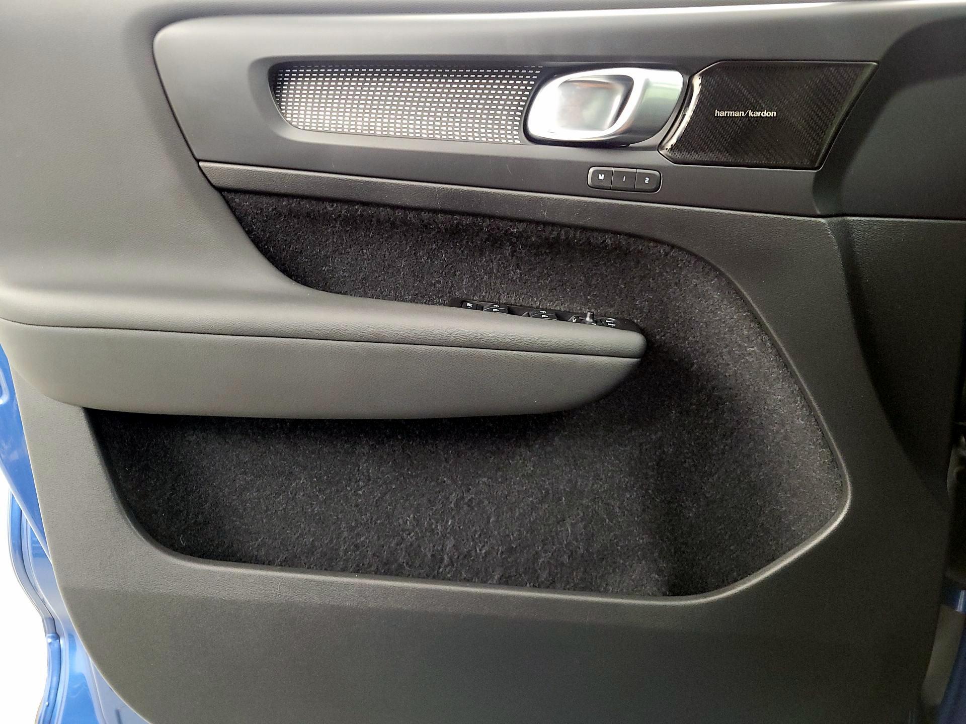 Thumbnail: 2021 Volvo XC40 - 12