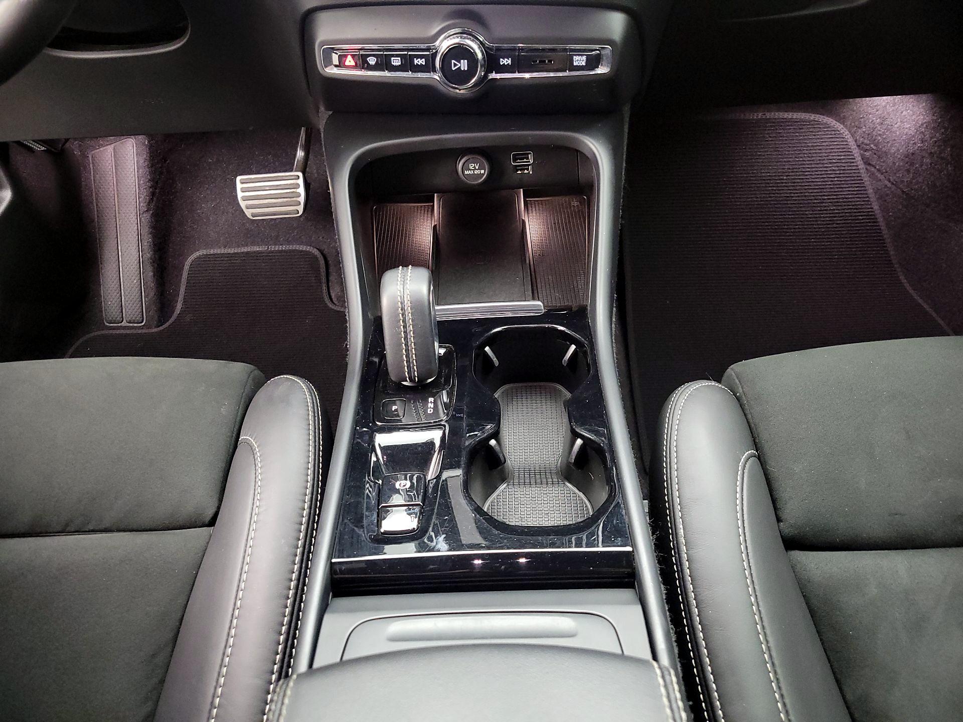 Thumbnail: 2021 Volvo XC40 - 16