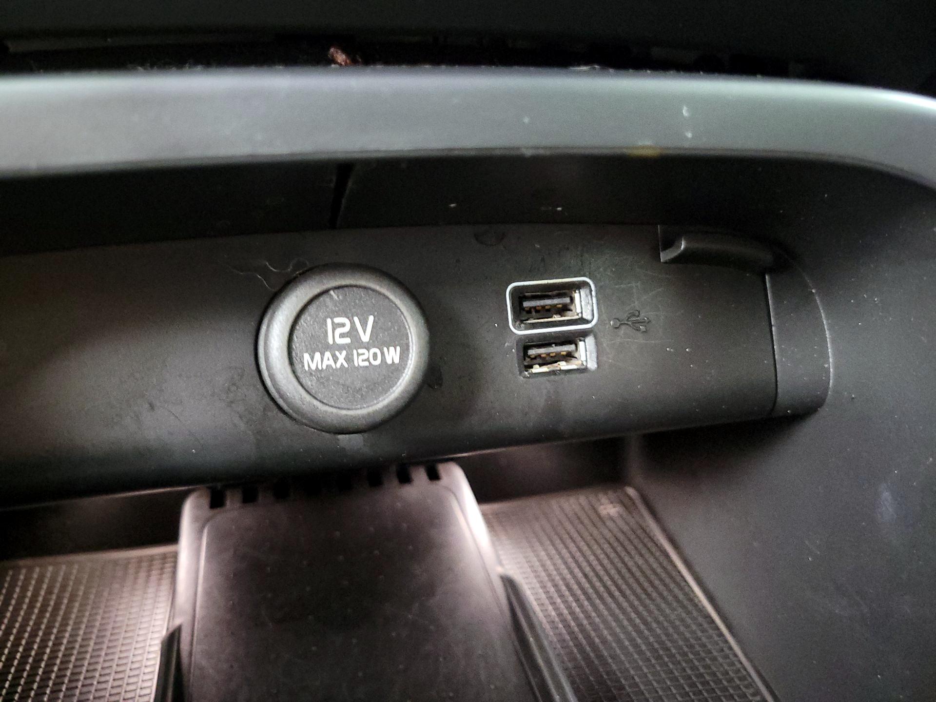 Thumbnail: 2021 Volvo XC40 - 17