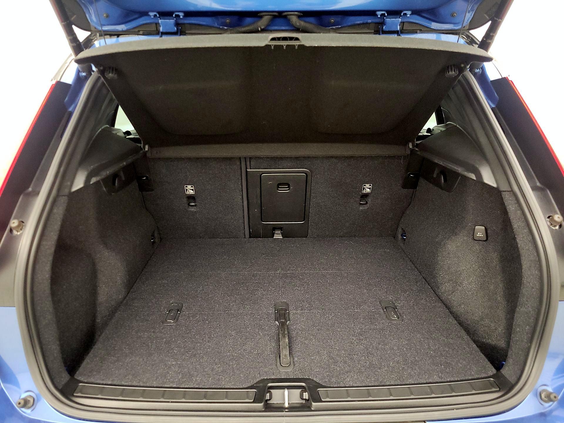 Thumbnail: 2021 Volvo XC40 - 20