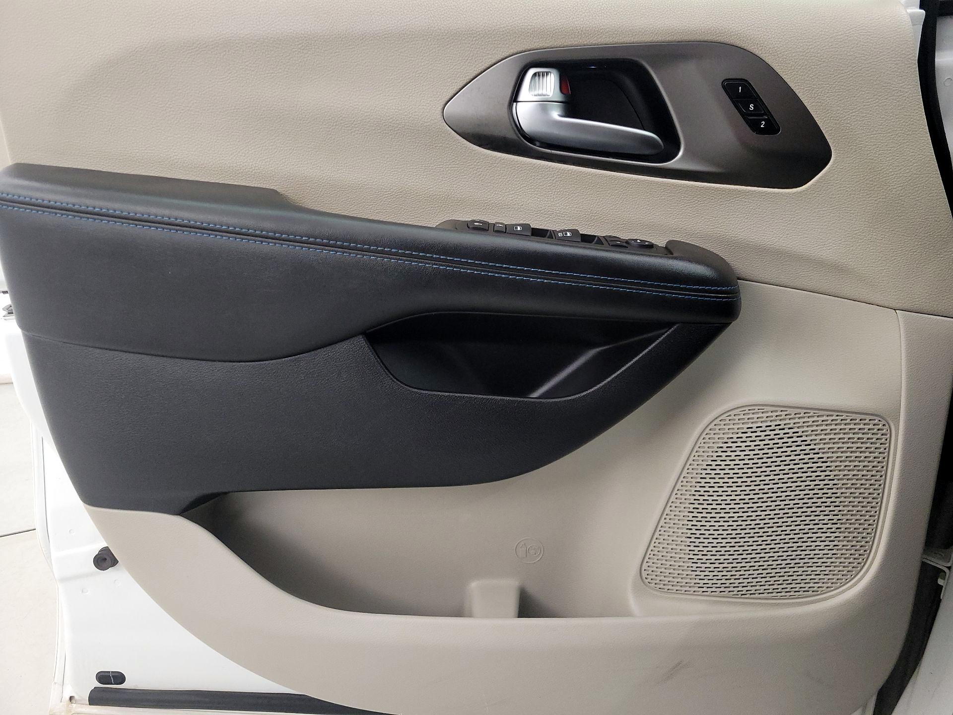 Thumbnail: 2021 Chrysler Pacifica - 12