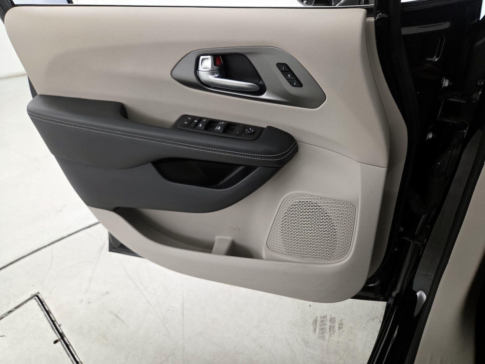 2024 Chrysler Pacifica Touring L - Photo 13