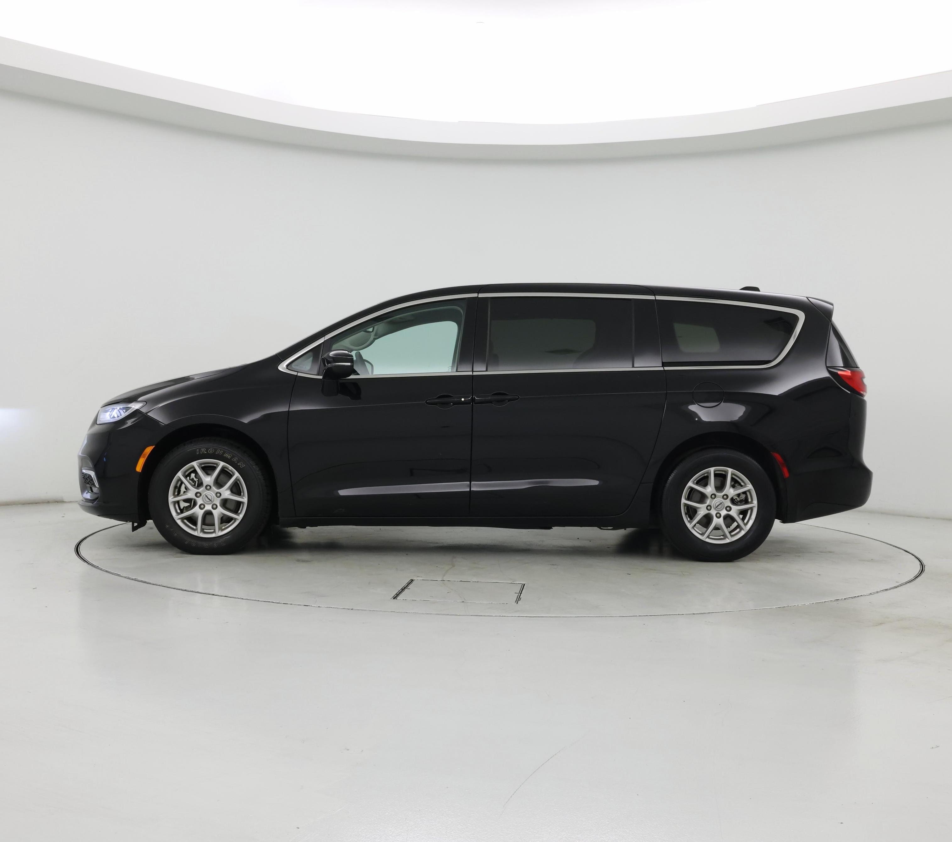 Thumbnail: 2024 Chrysler Pacifica - 3