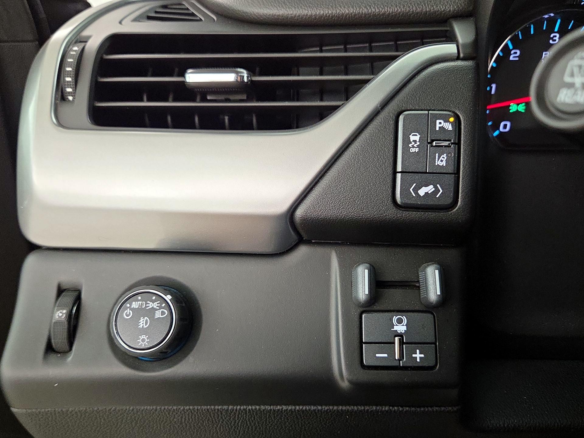 Thumbnail: 2015 Chevrolet Tahoe - 13