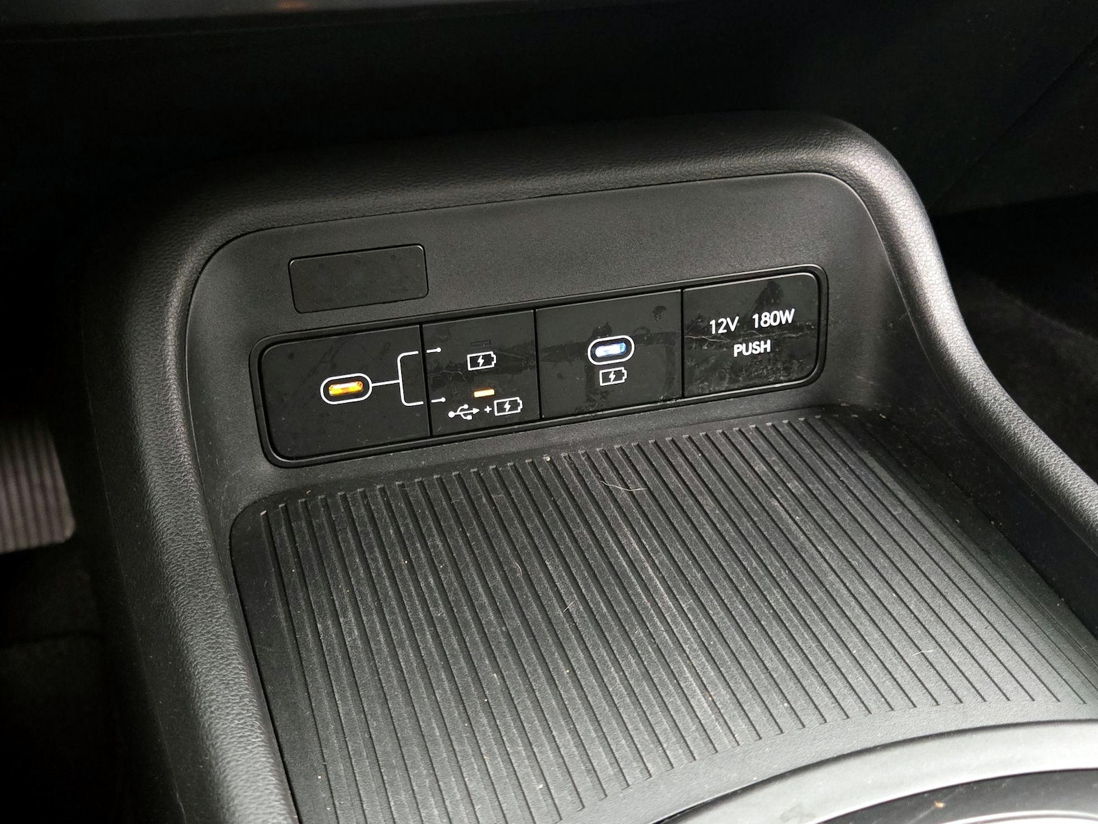 2024 Hyundai Kona SE - Photo 18