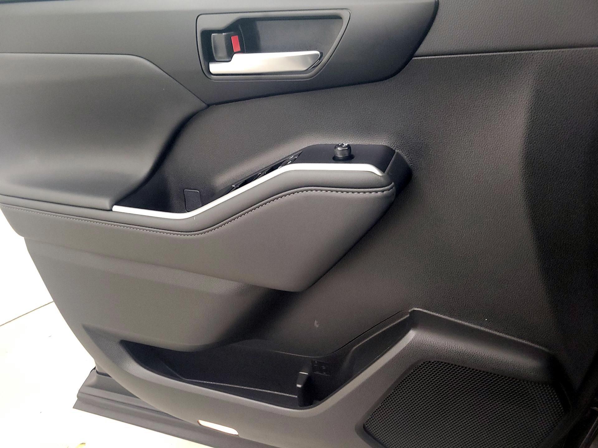 Thumbnail: 2025 Toyota Highlander - 12