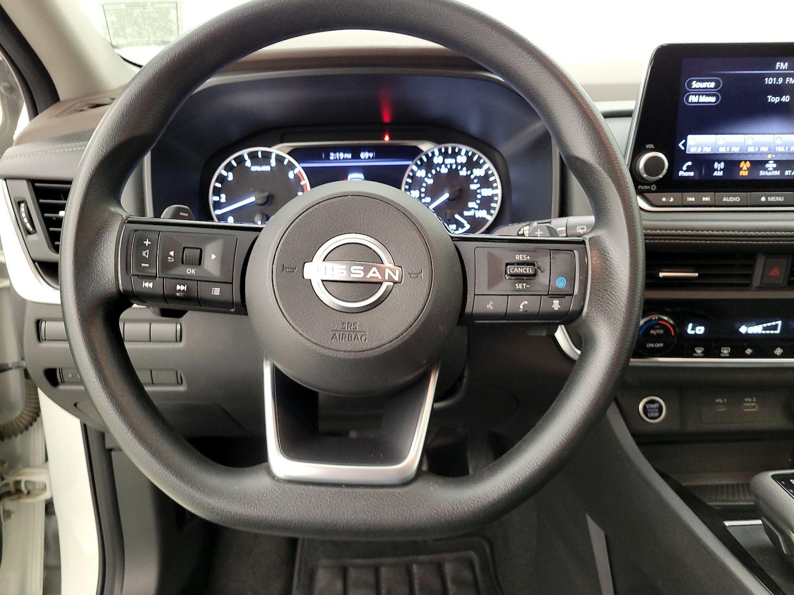 2023 Nissan Rogue SV - Photo 11