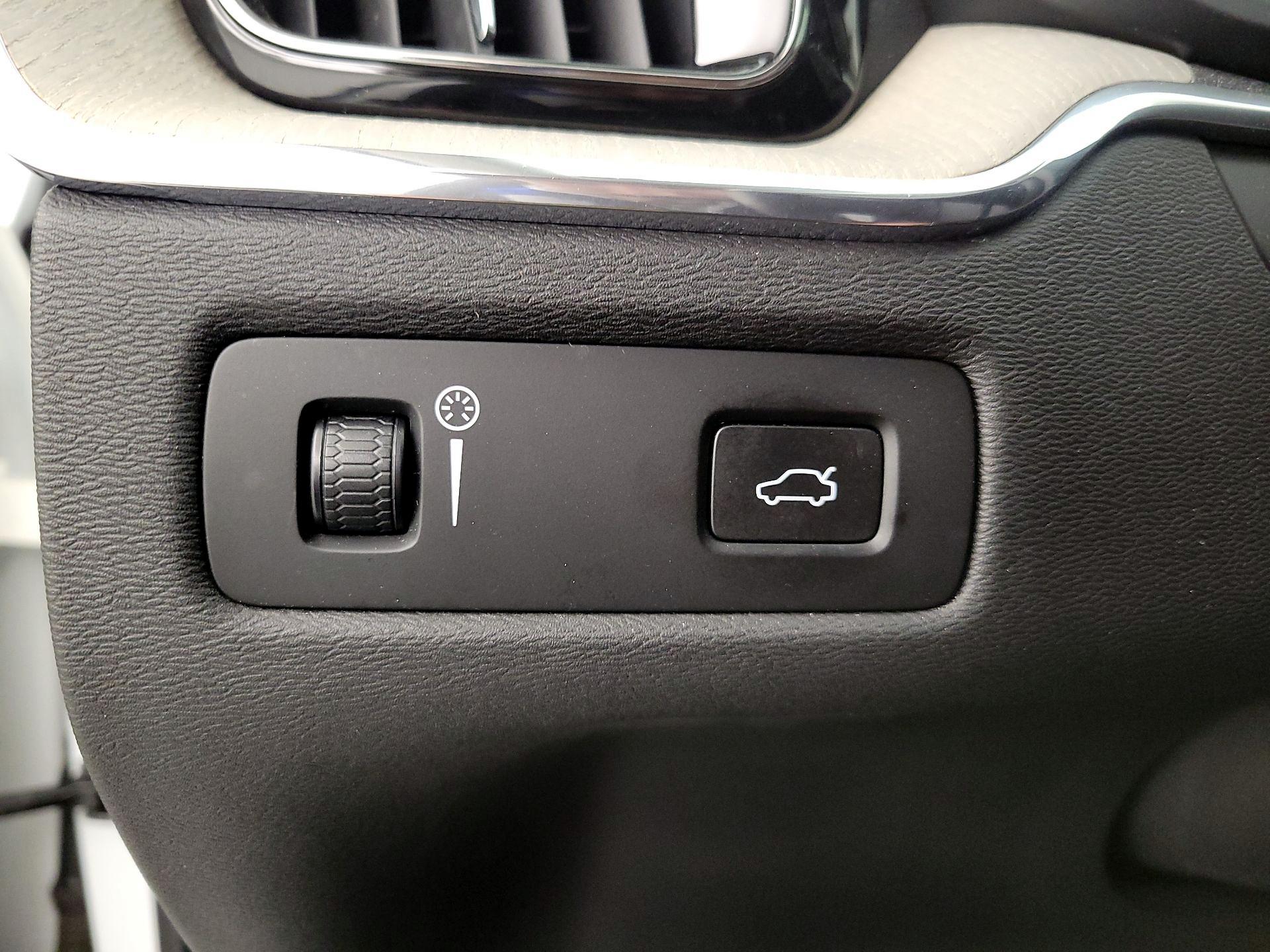 Thumbnail: 2018 Volvo XC60 - 13
