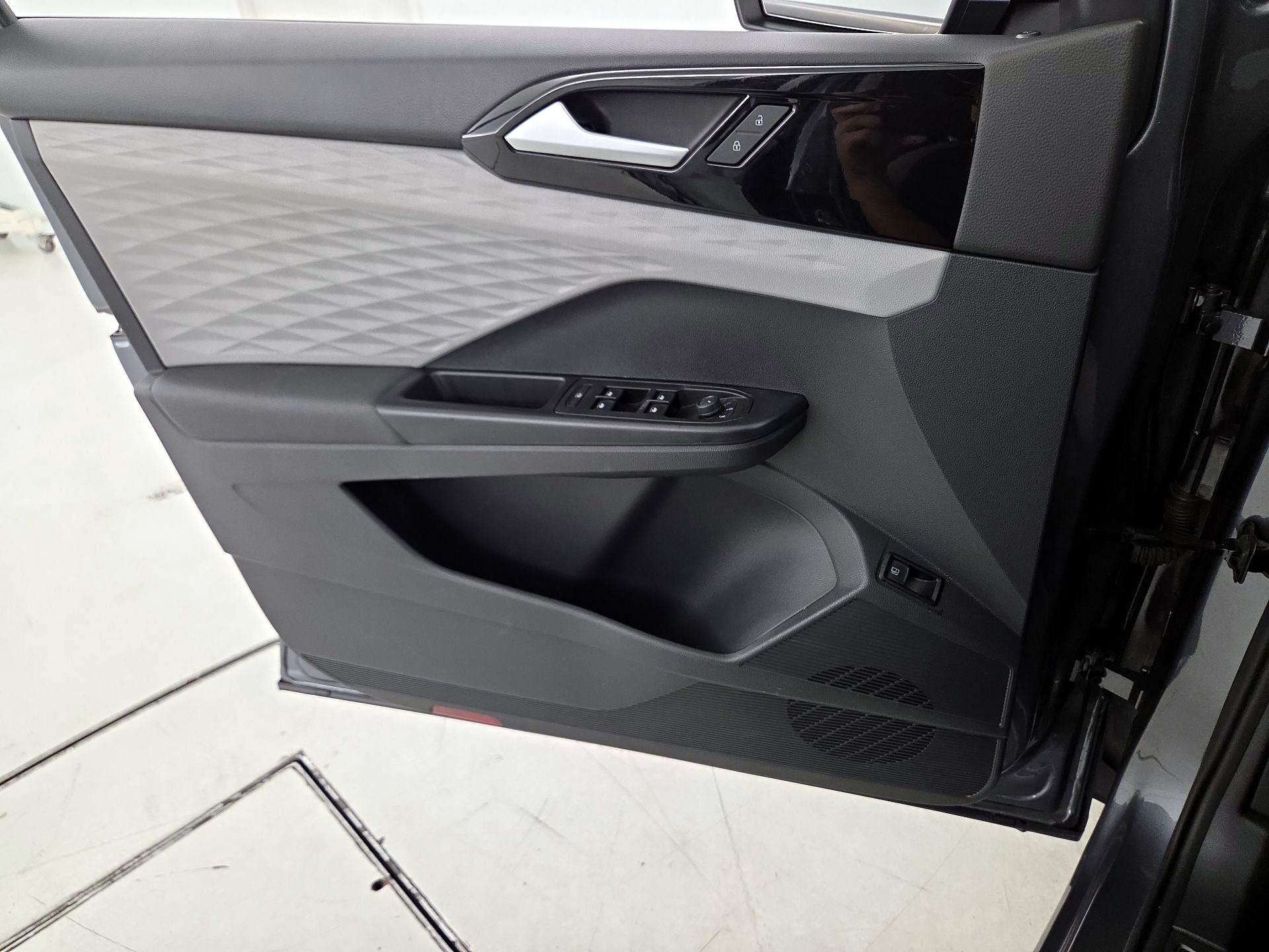 Thumbnail: 2023 Volkswagen Taos - 12