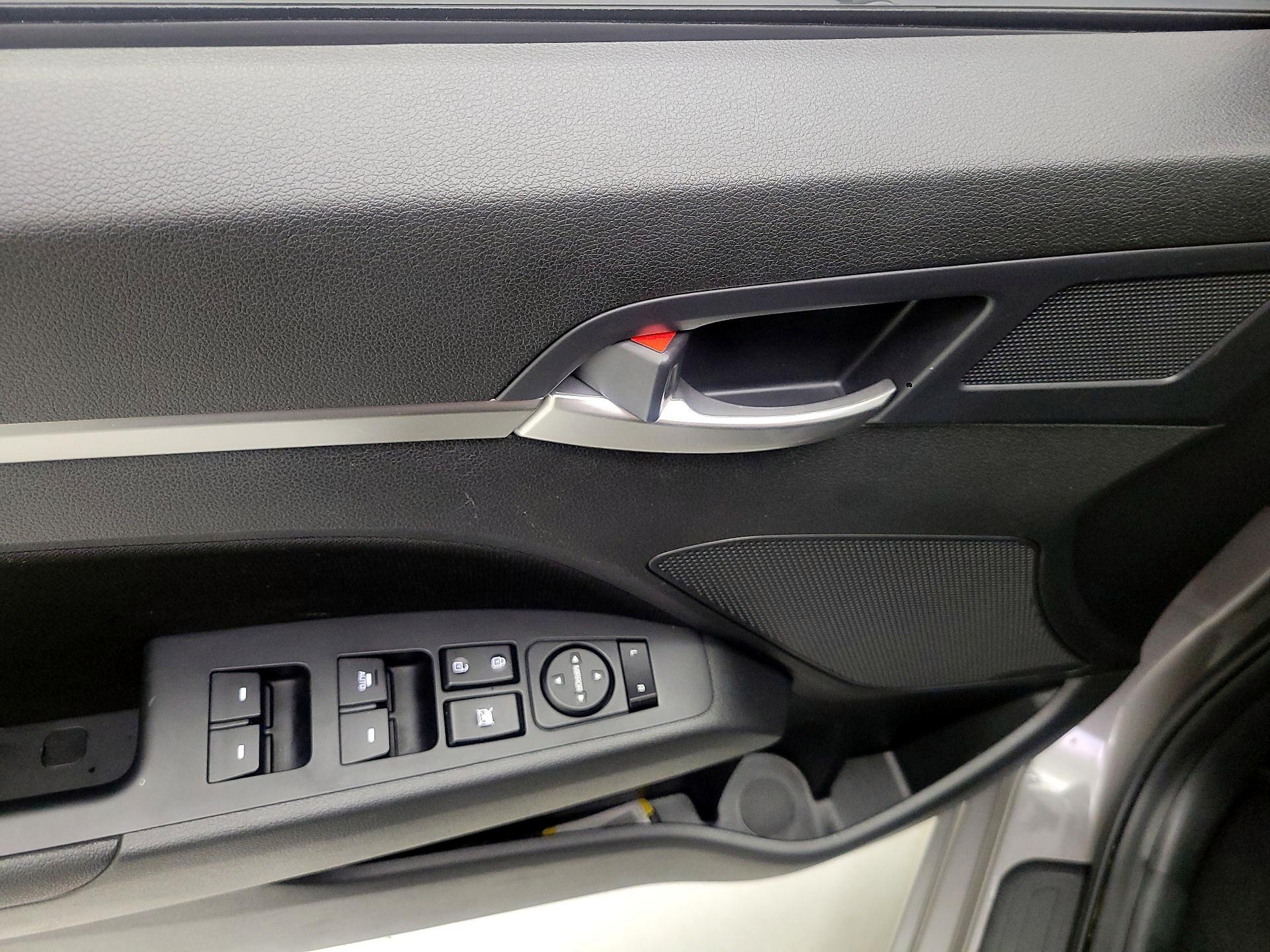 Thumbnail: 2020 Hyundai Elantra - 10