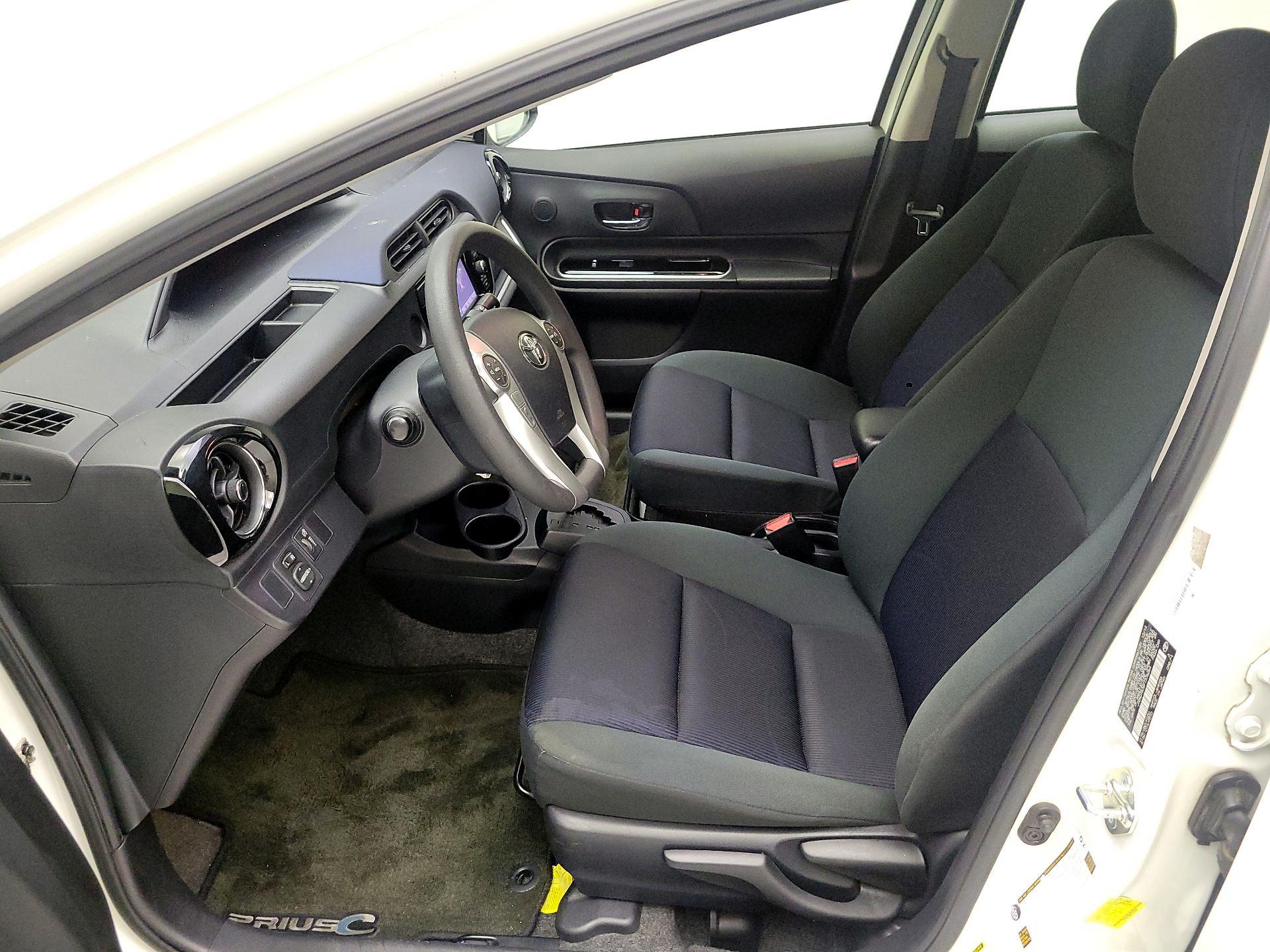 Thumbnail: 2015 Toyota Prius c - 9