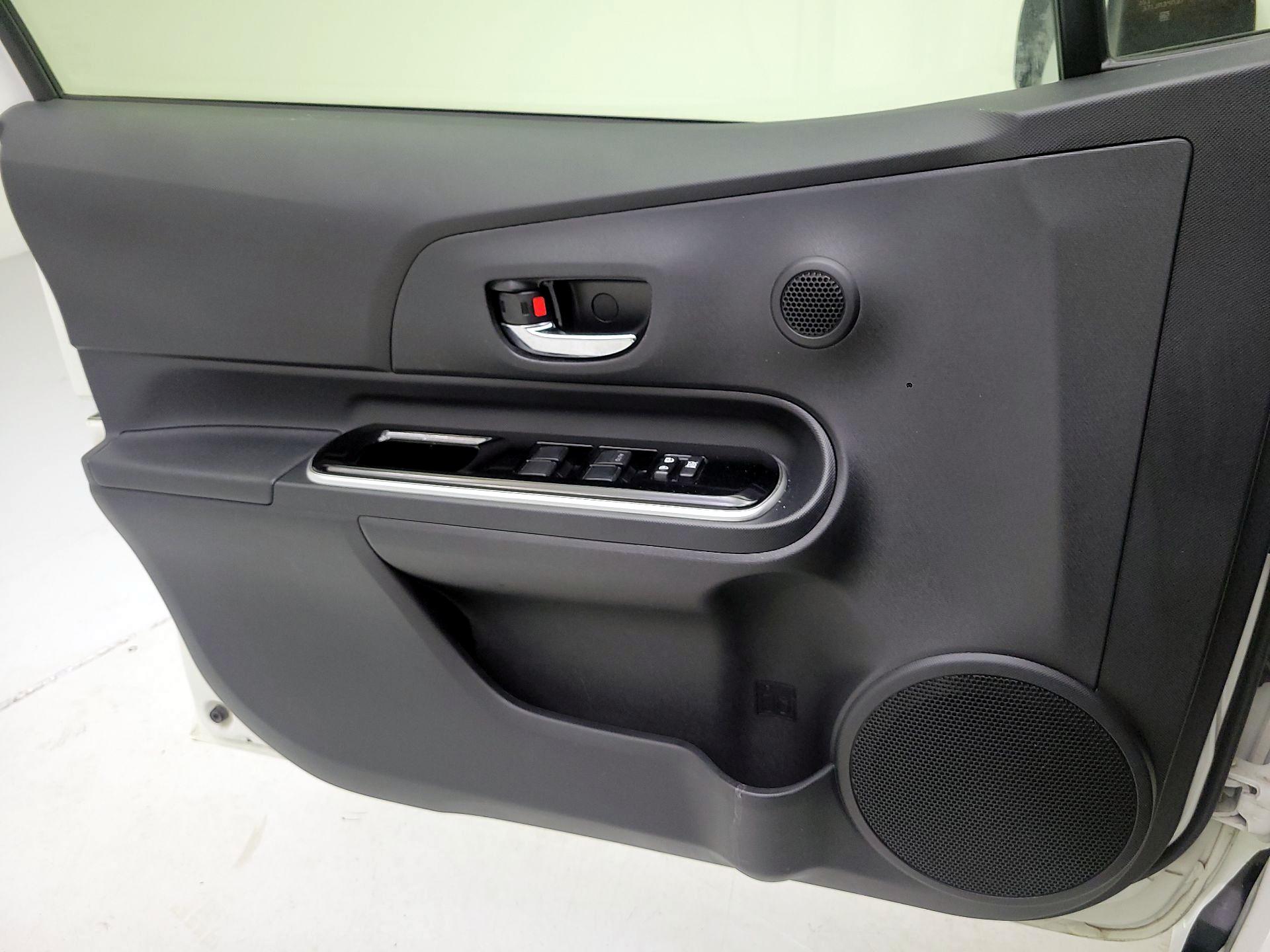 Thumbnail: 2015 Toyota Prius c - 10