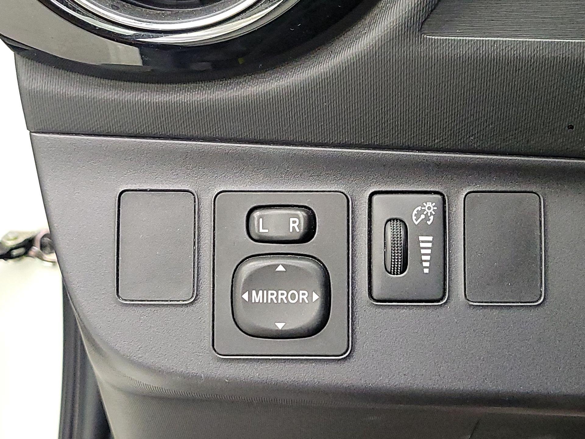 Thumbnail: 2015 Toyota Prius c - 11