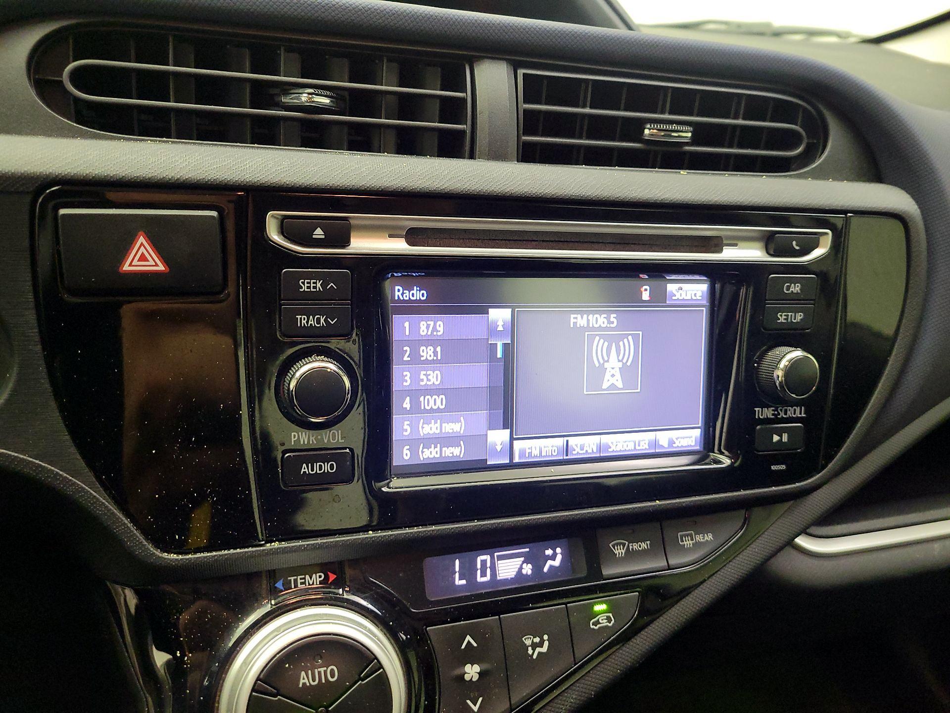 Thumbnail: 2015 Toyota Prius c - 12