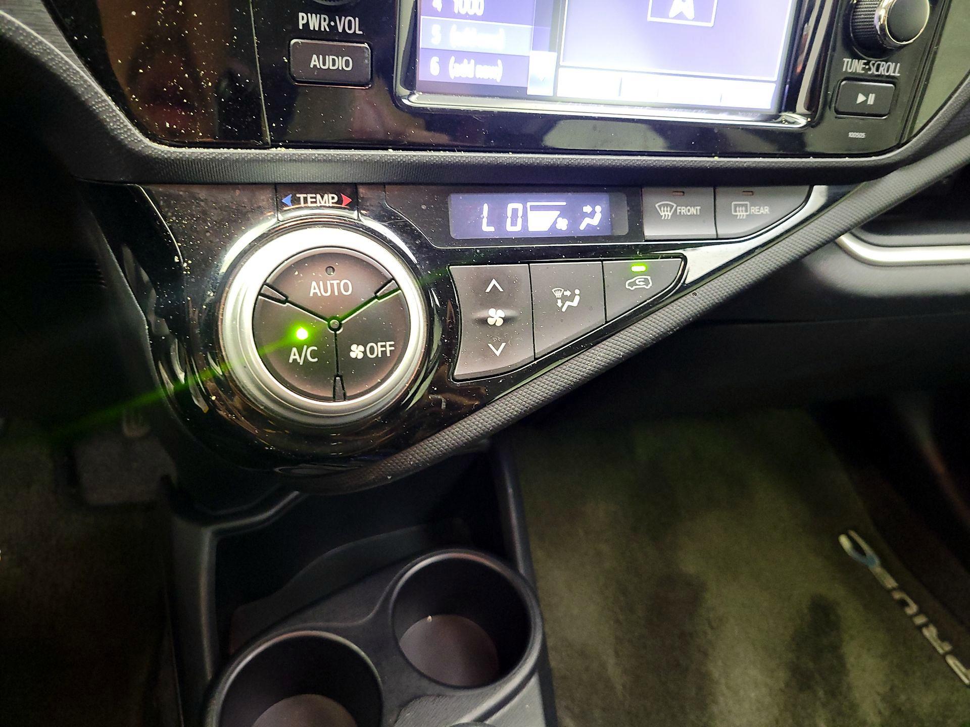 Thumbnail: 2015 Toyota Prius c - 13