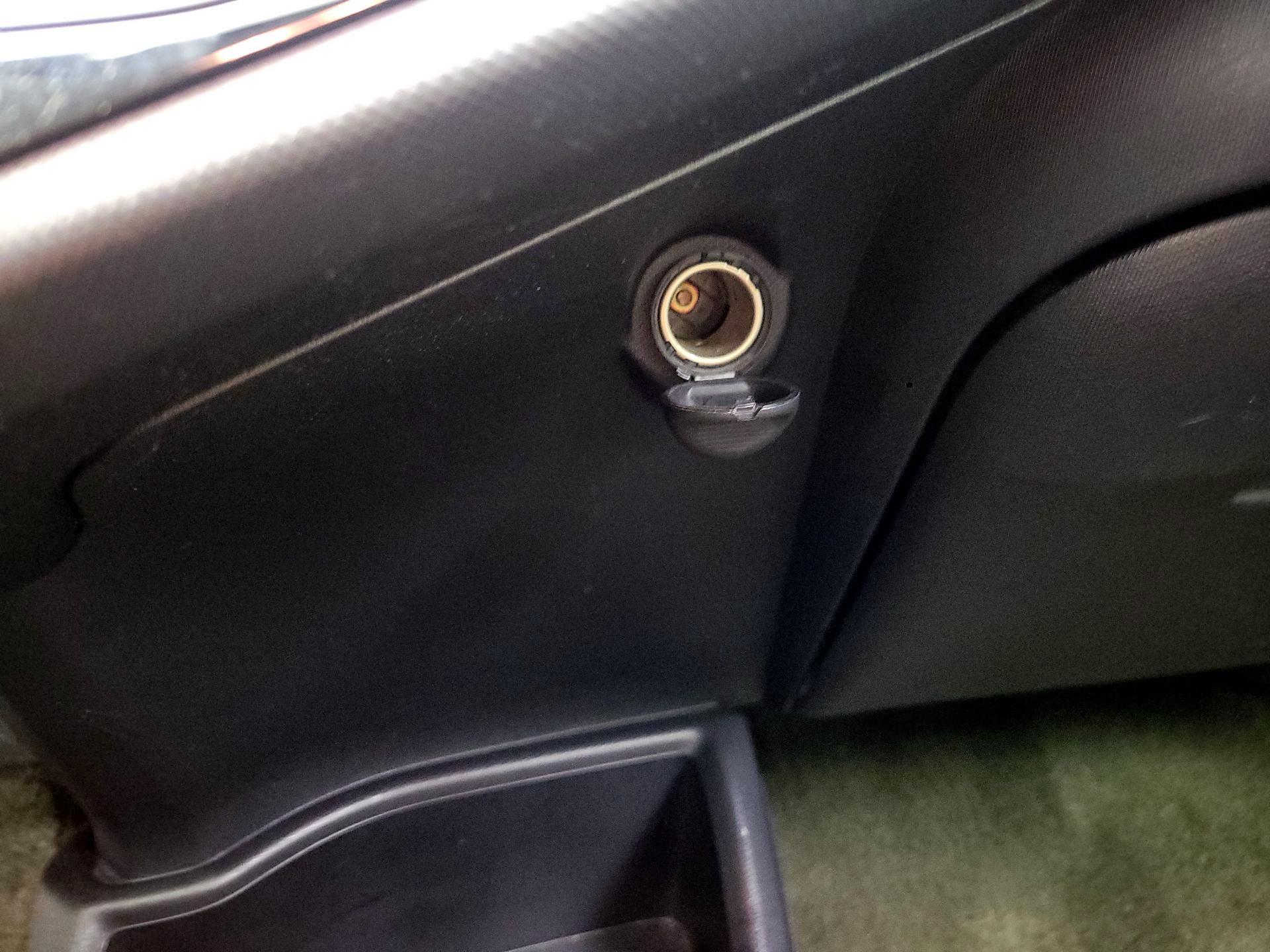 Thumbnail: 2015 Toyota Prius c - 15