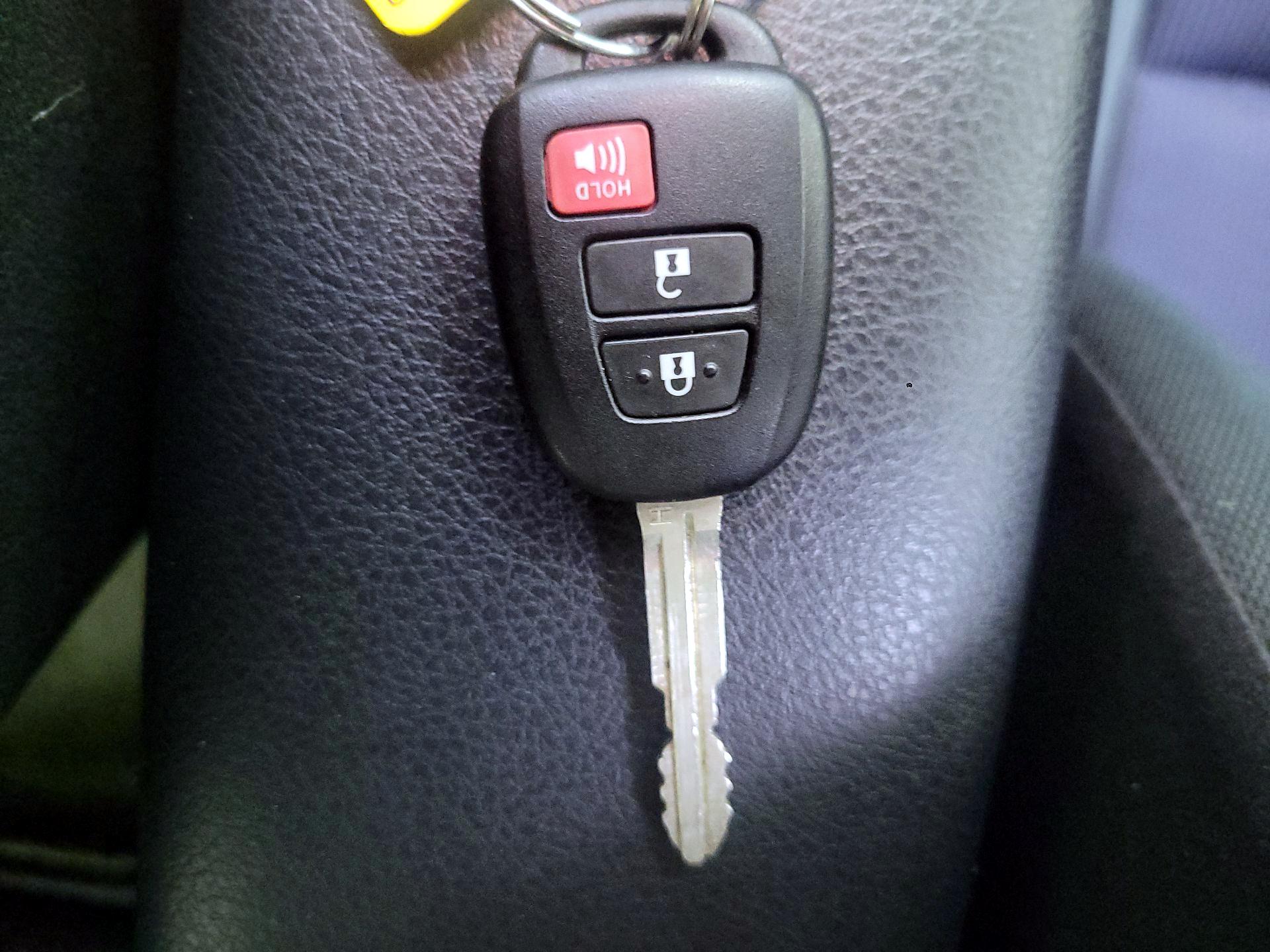 Thumbnail: 2015 Toyota Prius c - 19