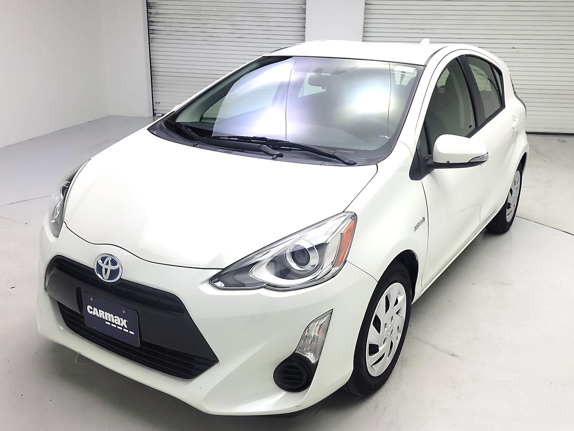 Thumbnail: 2015 Toyota Prius c - 3