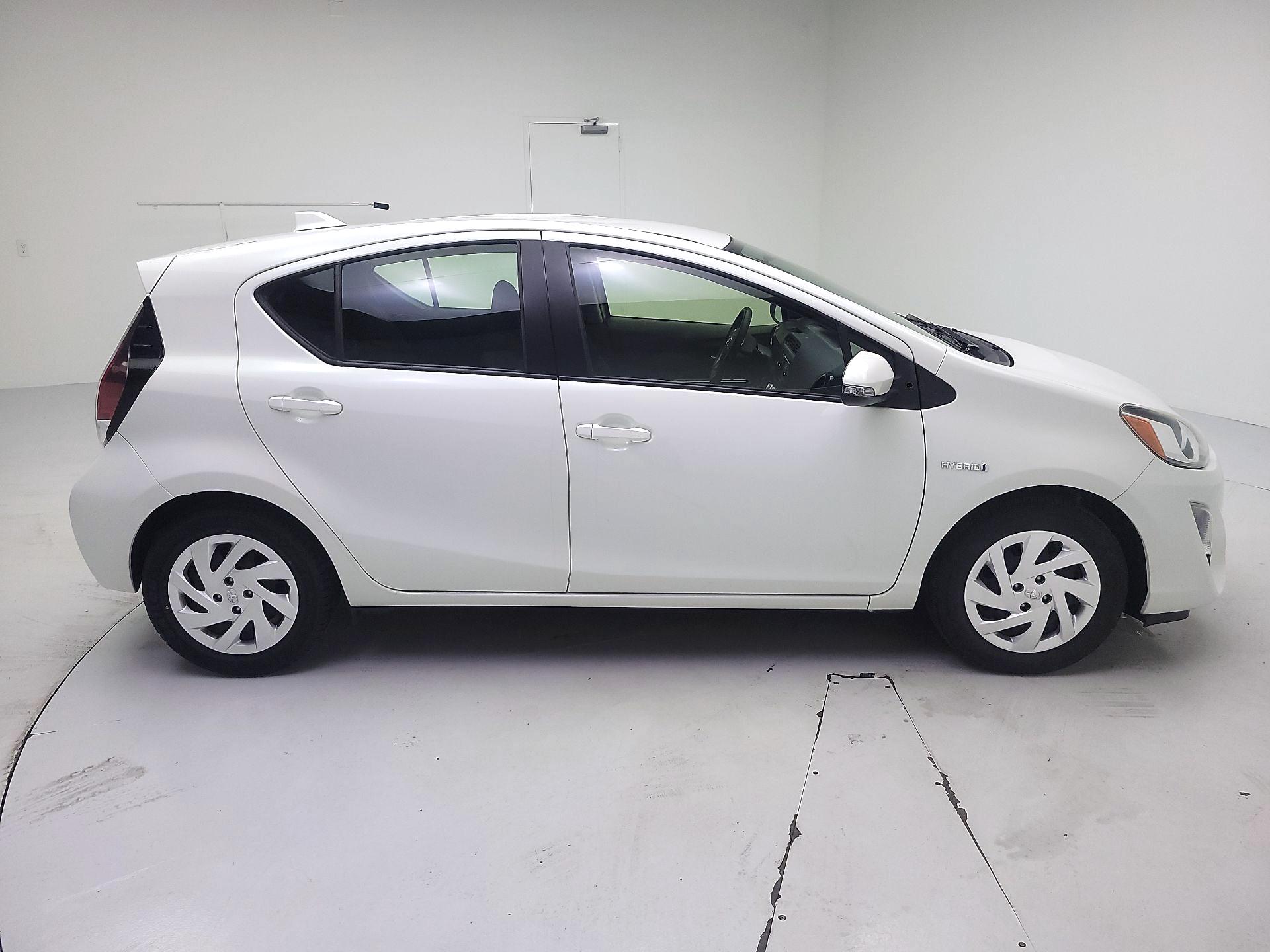 Thumbnail: 2015 Toyota Prius c - 4