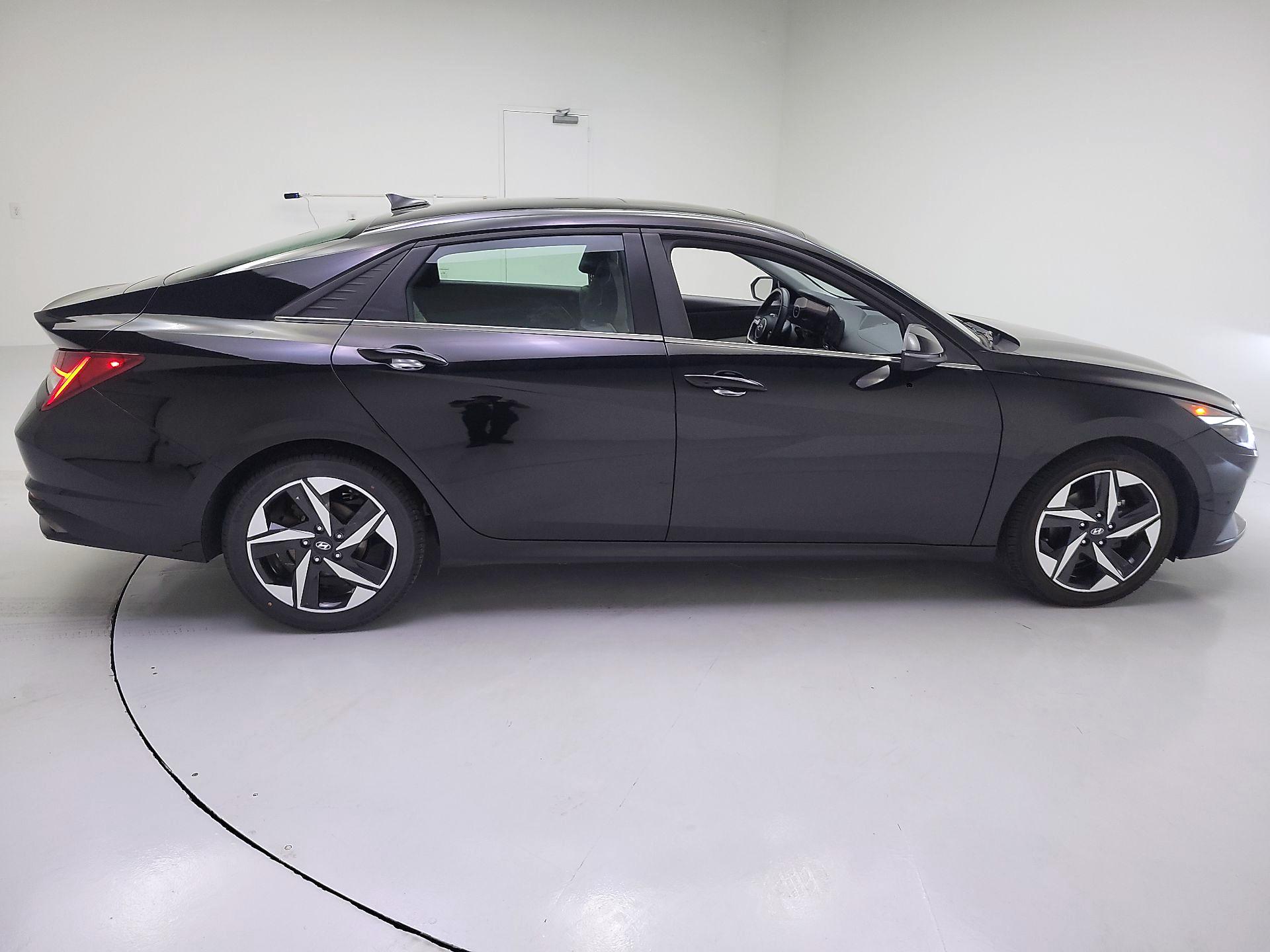 Thumbnail: 2022 Hyundai Elantra - 4