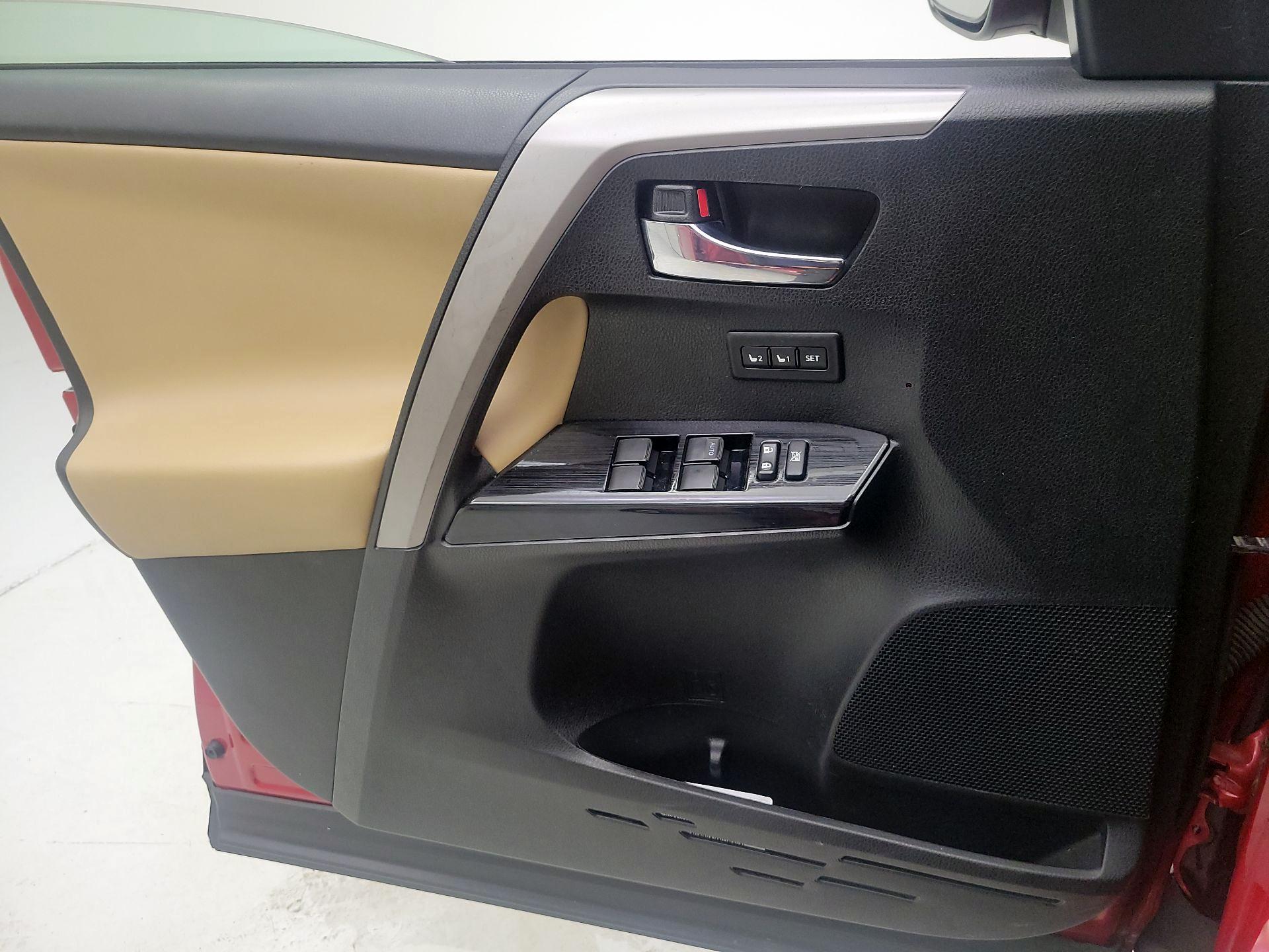 Thumbnail: 2016 Toyota RAV4 - 10