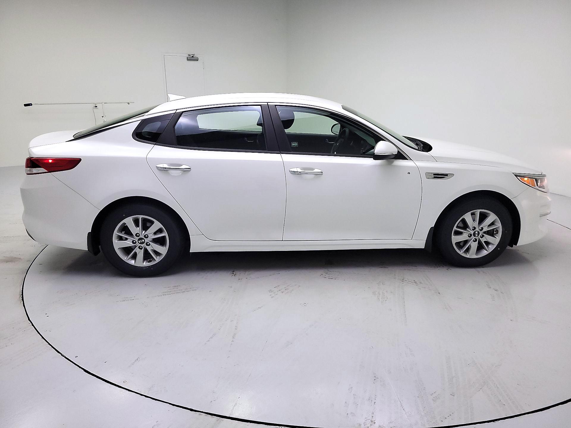 Thumbnail: 2017 Kia Optima - 4