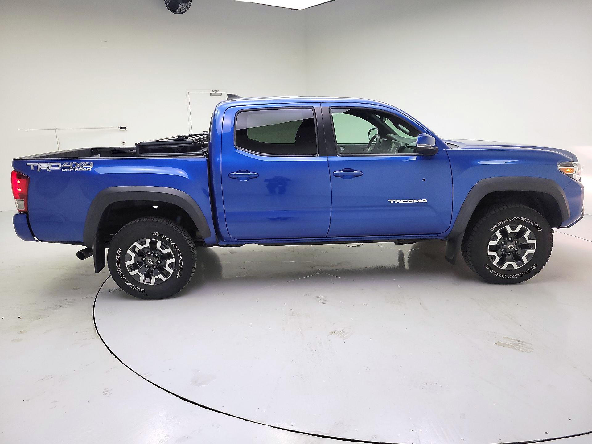 Thumbnail: 2017 Toyota Tacoma - 4