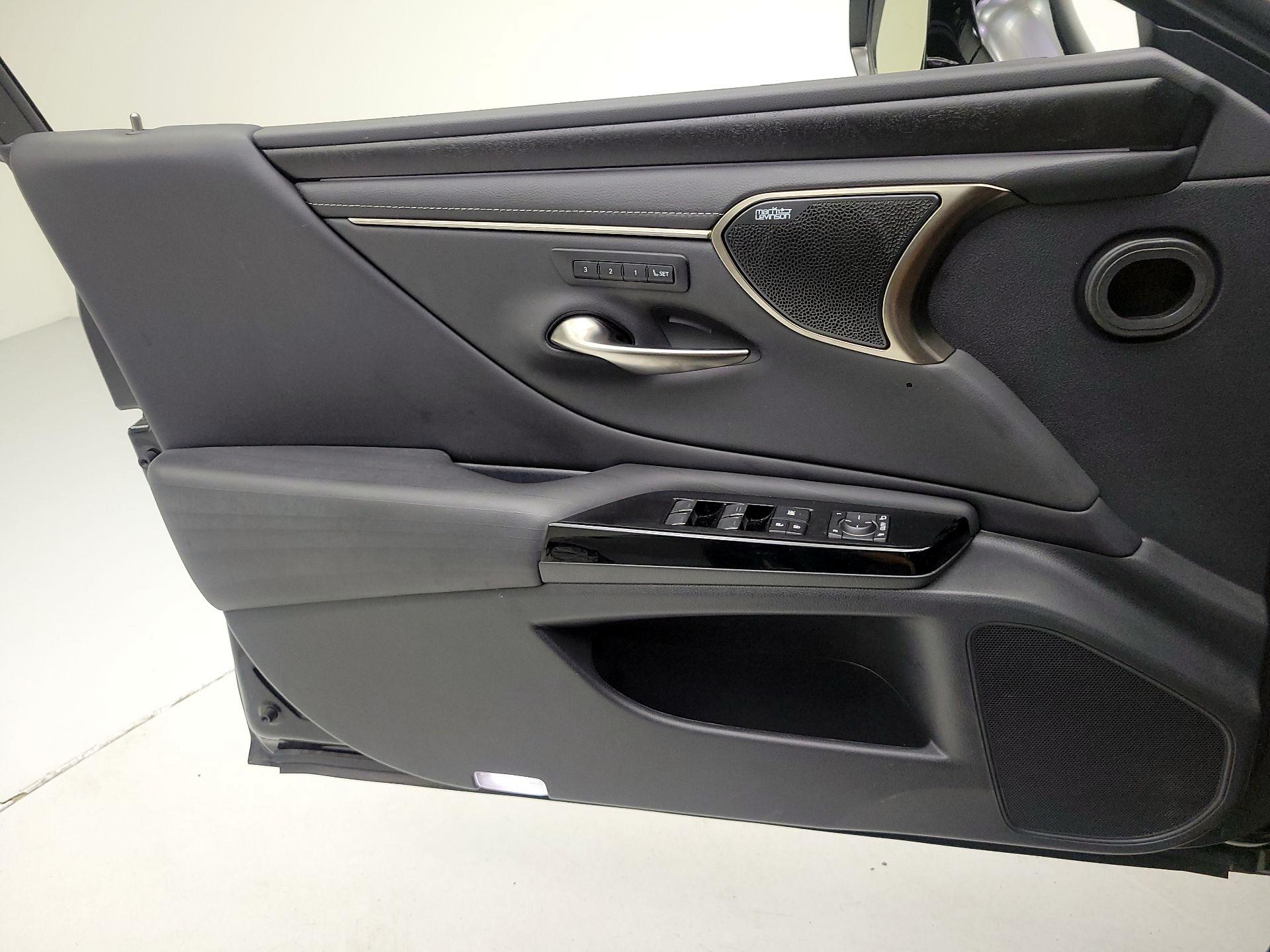 Thumbnail: 2022 Lexus ES - 10