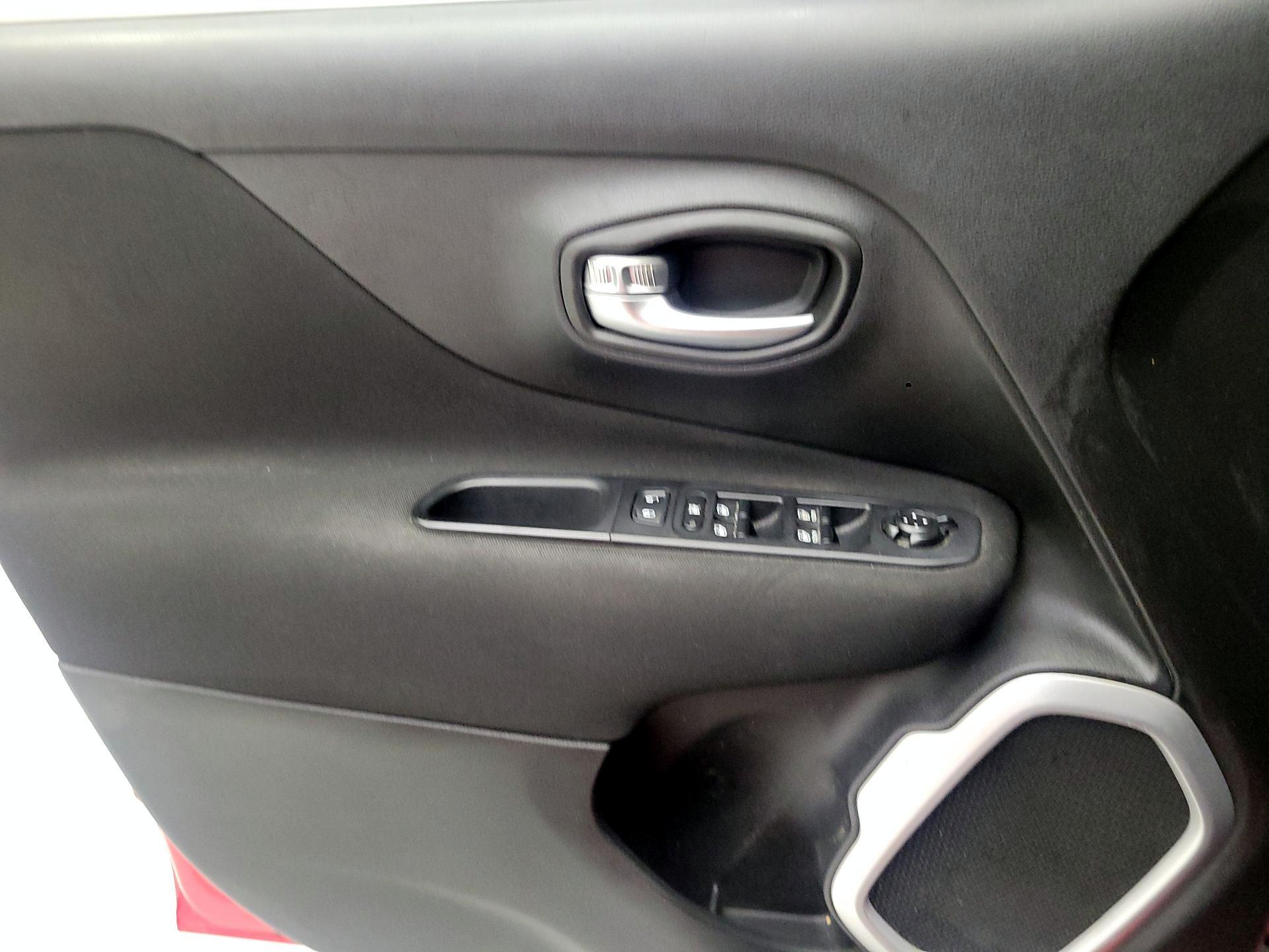 Thumbnail: 2018 Jeep Renegade - 10