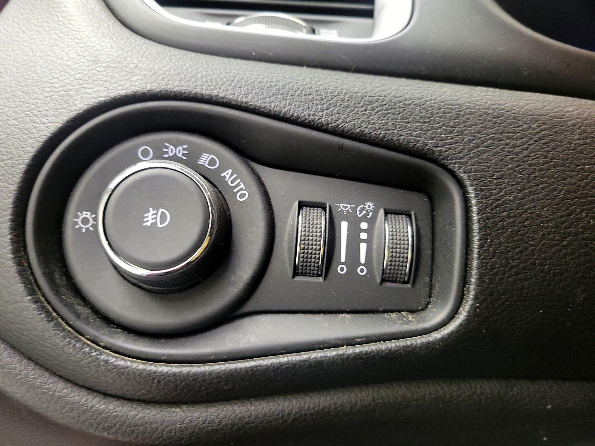 Thumbnail: 2018 Jeep Renegade - 11