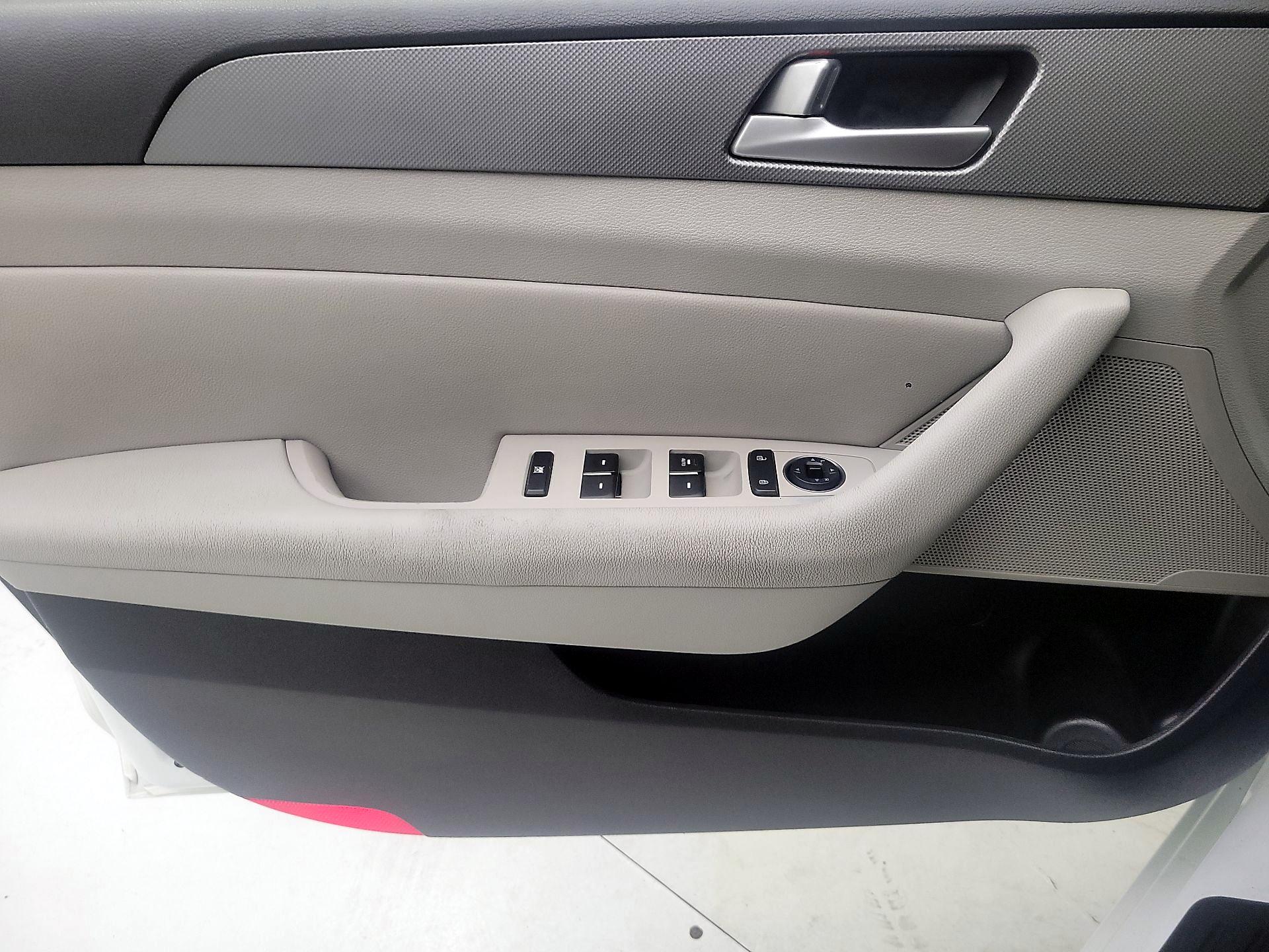 Thumbnail: 2015 Hyundai Sonata - 10