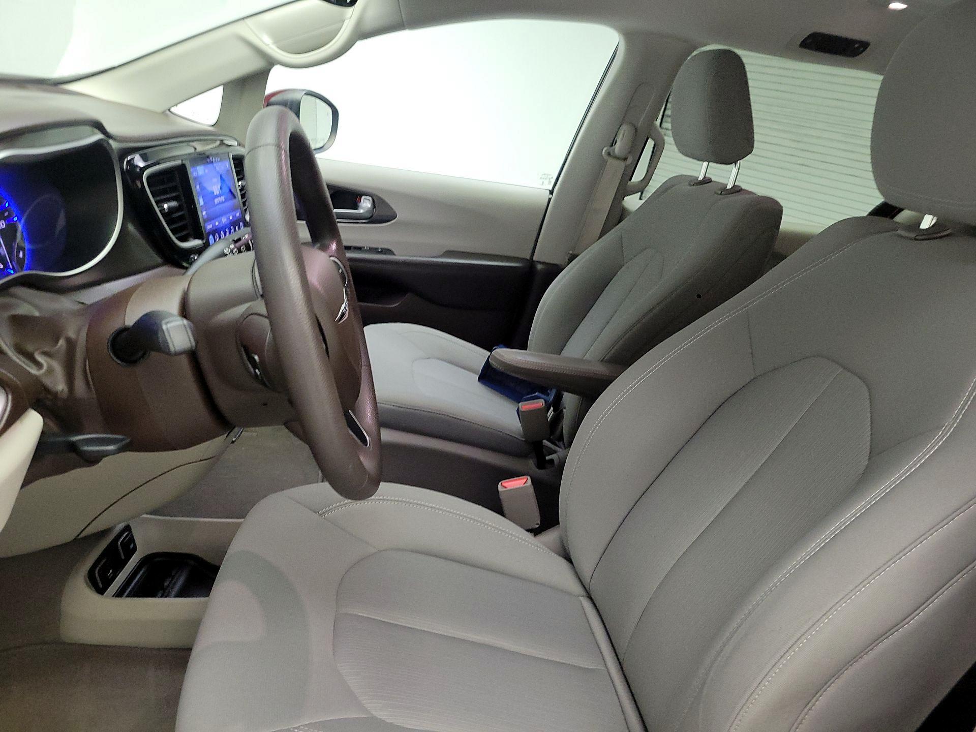 Thumbnail: 2017 Chrysler Pacifica - 9