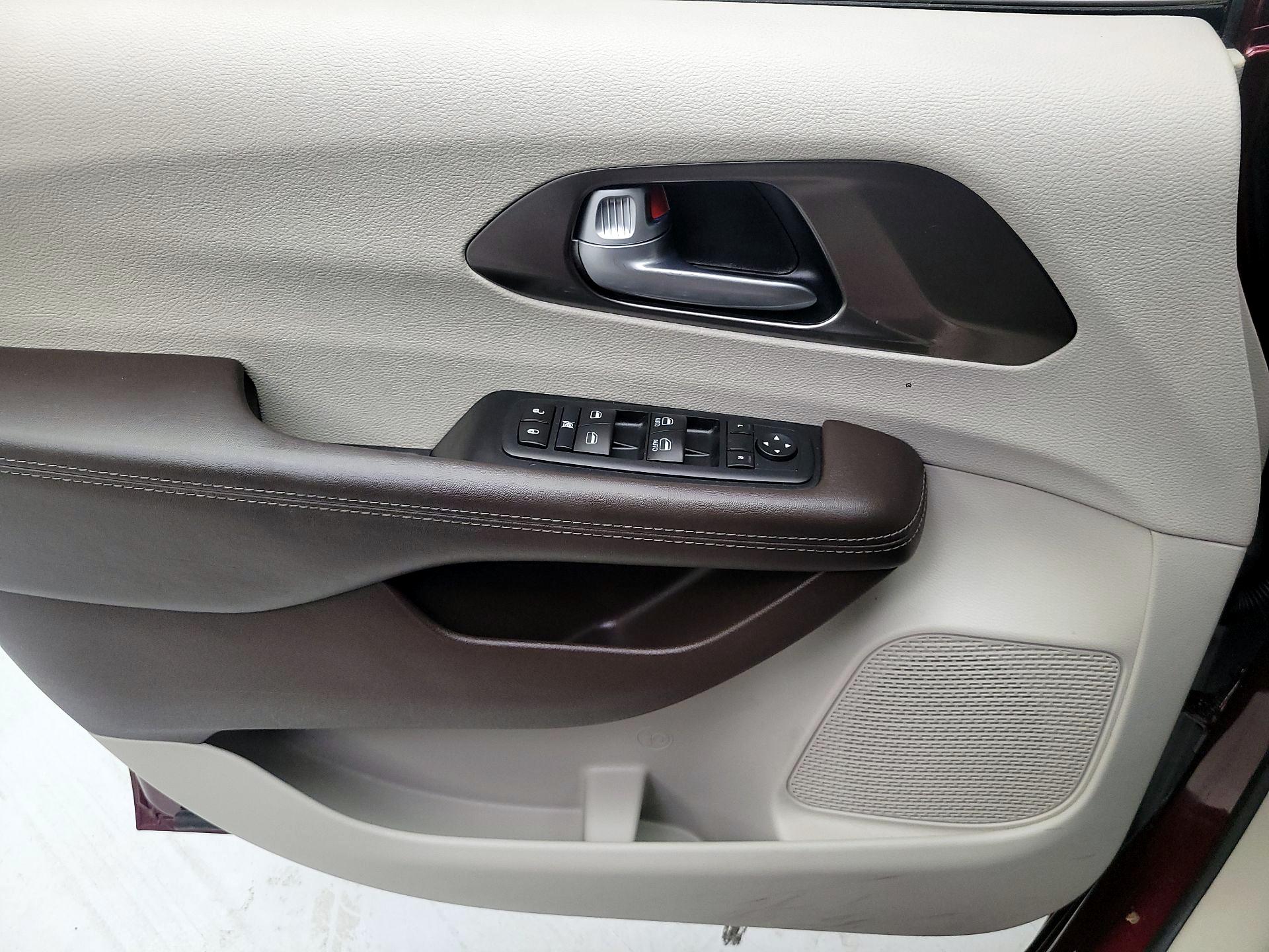Thumbnail: 2017 Chrysler Pacifica - 10