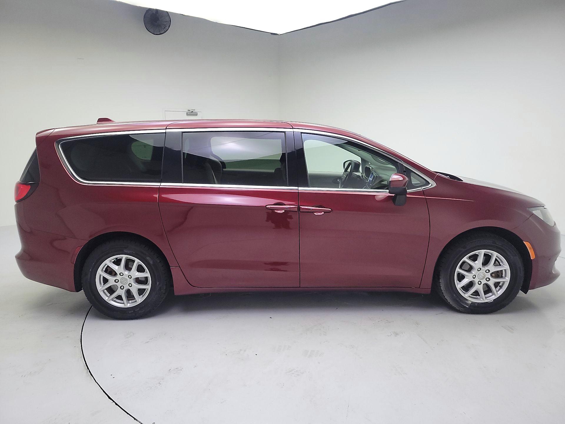 Thumbnail: 2017 Chrysler Pacifica - 4
