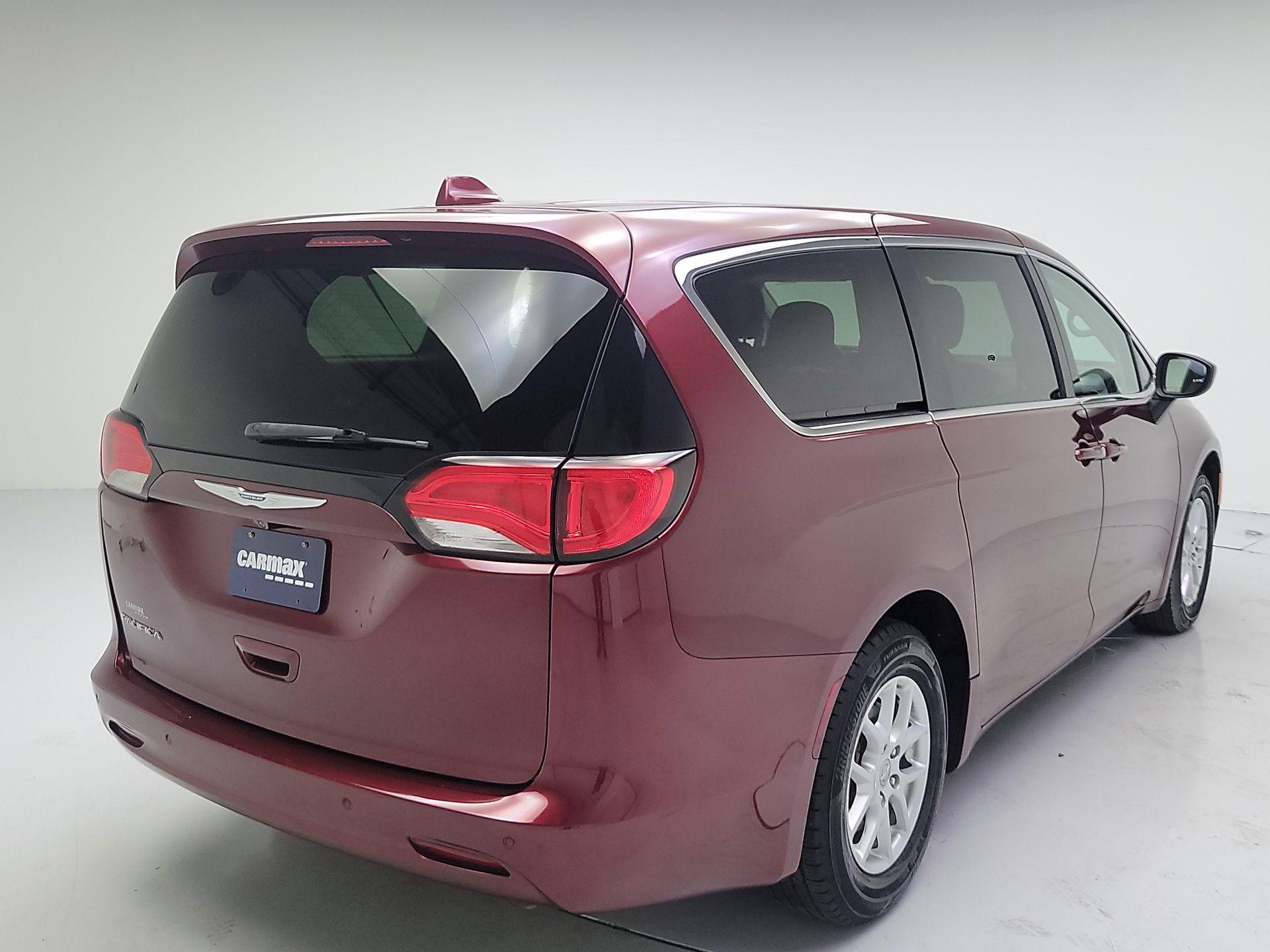 Thumbnail: 2017 Chrysler Pacifica - 5