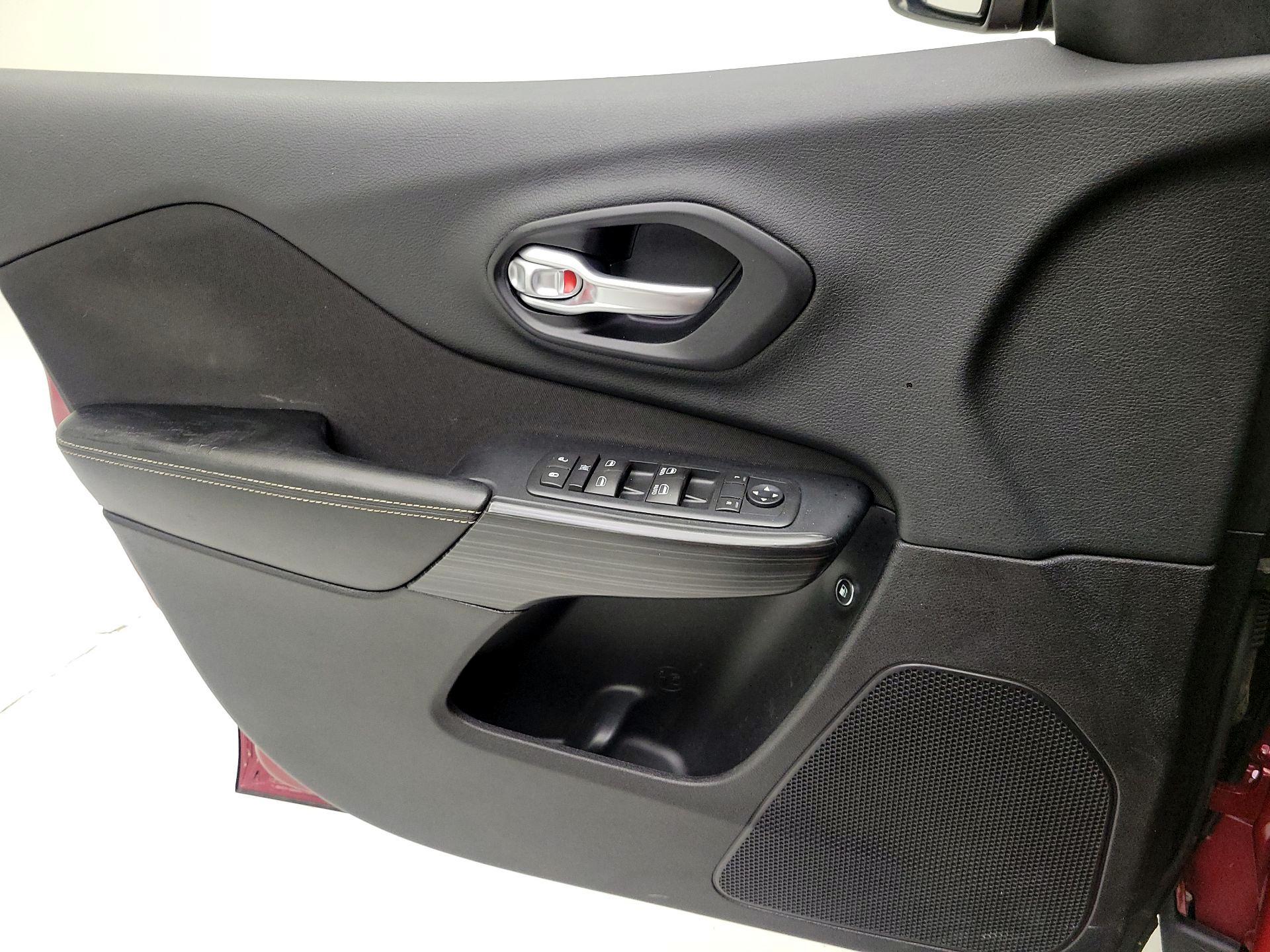 Thumbnail: 2016 Jeep Cherokee - 10