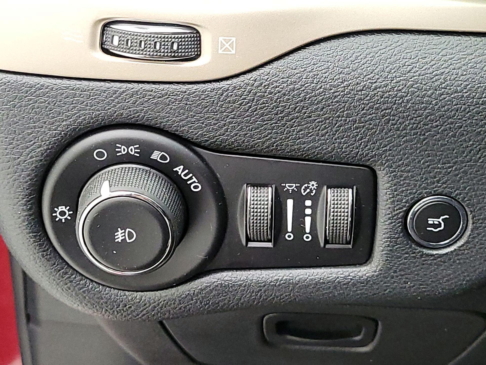 Thumbnail: 2016 Jeep Cherokee - 11