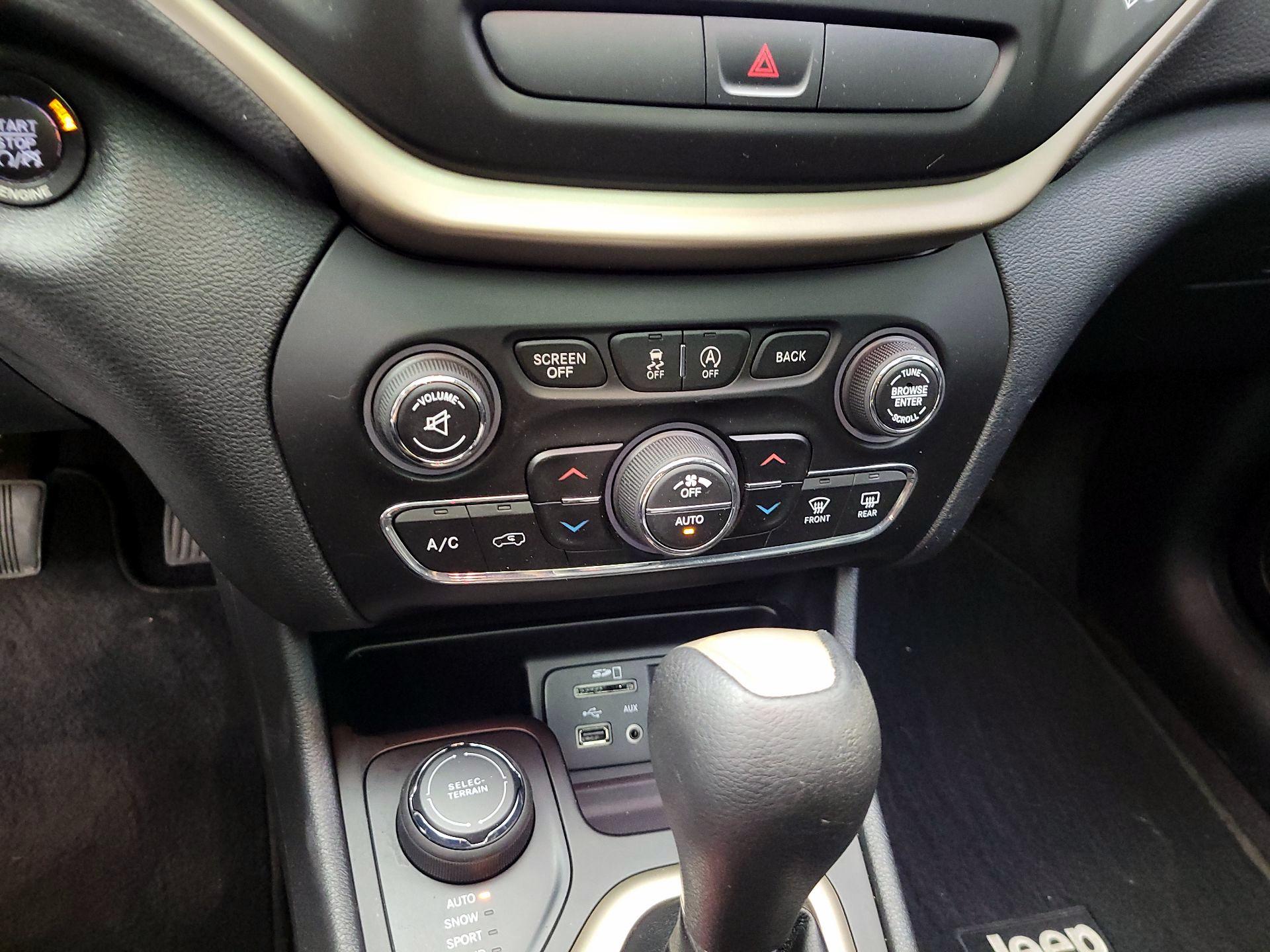 Thumbnail: 2016 Jeep Cherokee - 14