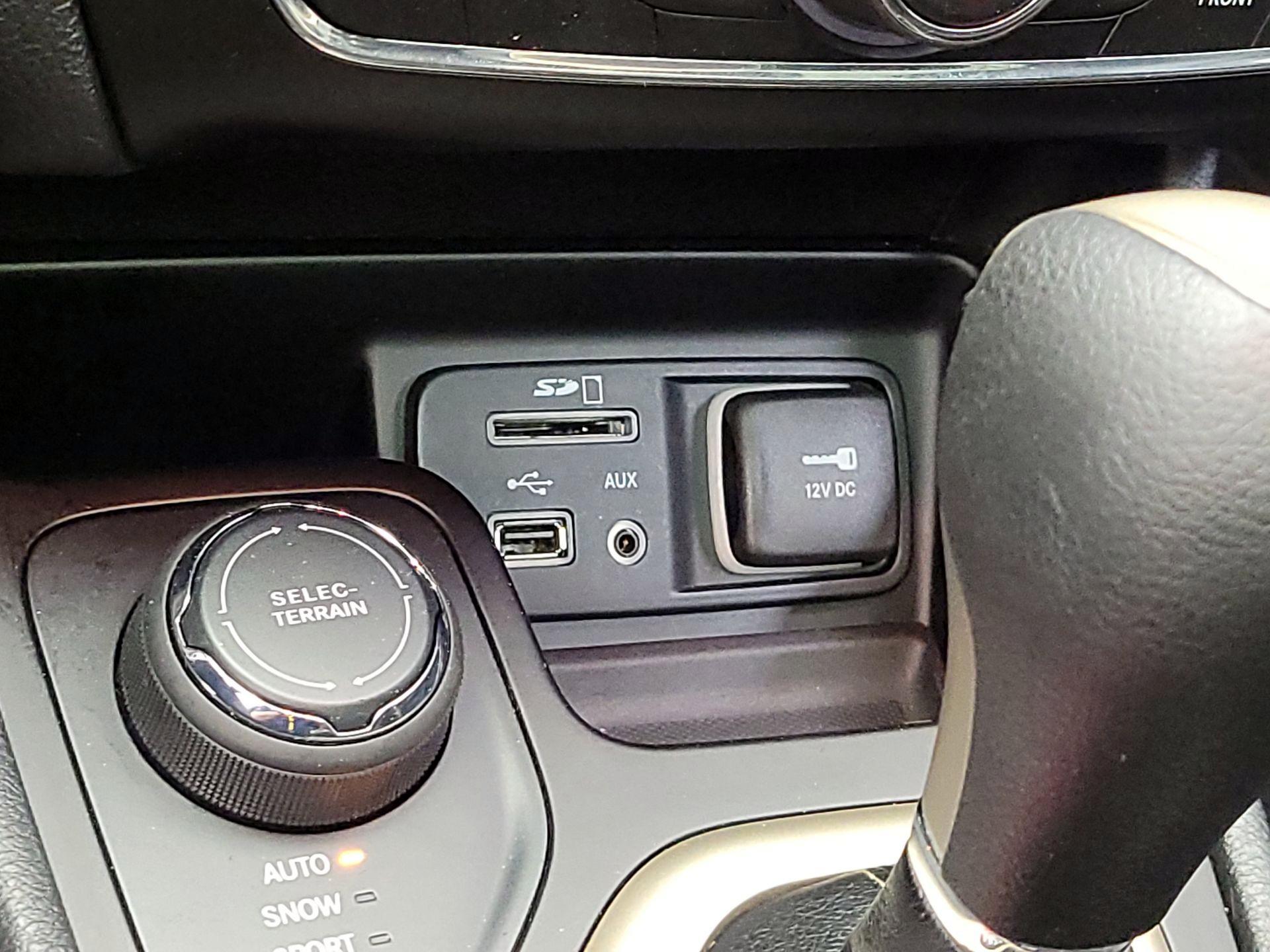 Thumbnail: 2016 Jeep Cherokee - 16