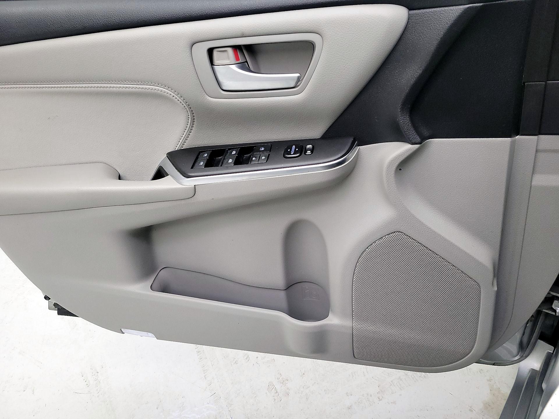 Thumbnail: 2016 Toyota Camry - 10