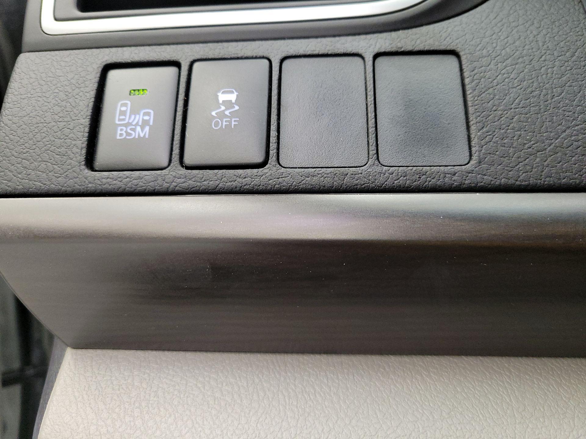 Thumbnail: 2016 Toyota Camry - 11