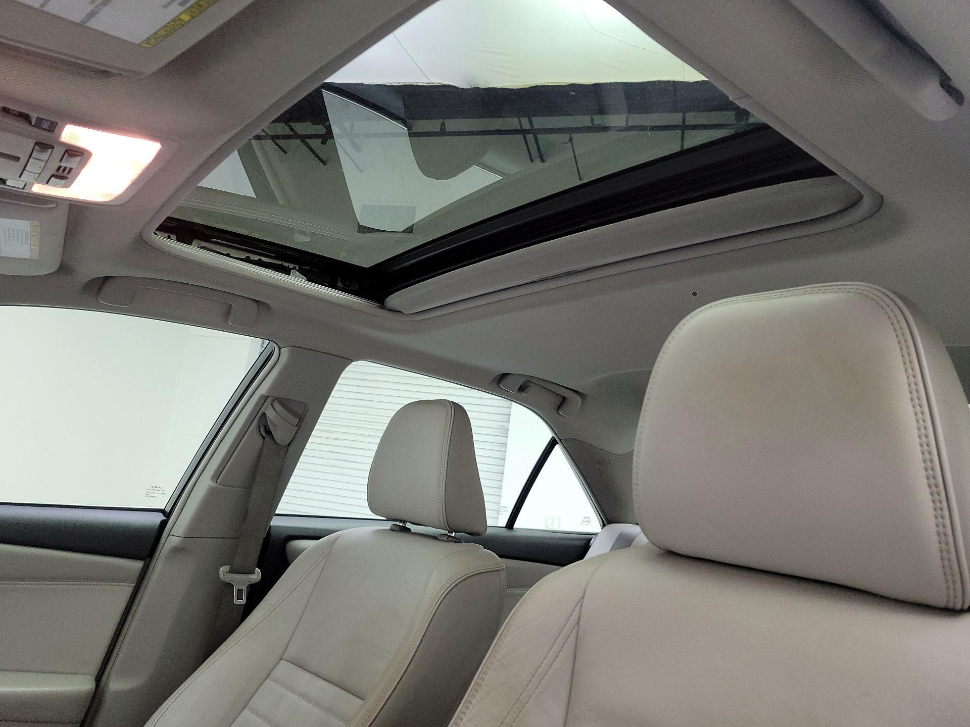 Thumbnail: 2016 Toyota Camry - 18