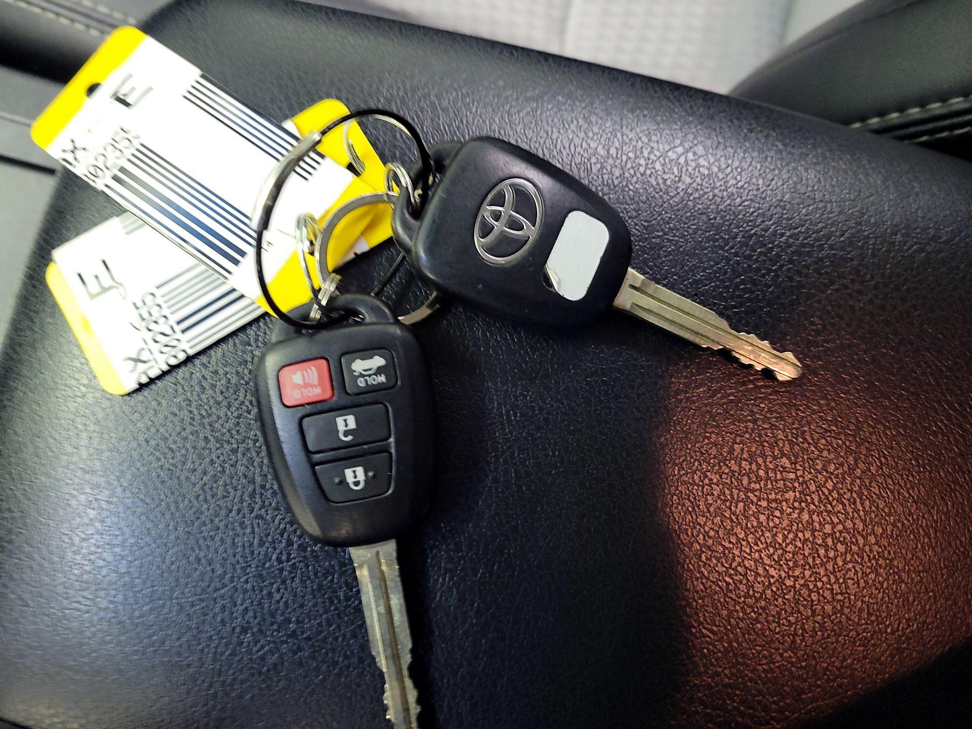 Thumbnail: 2014 Toyota Camry - 19