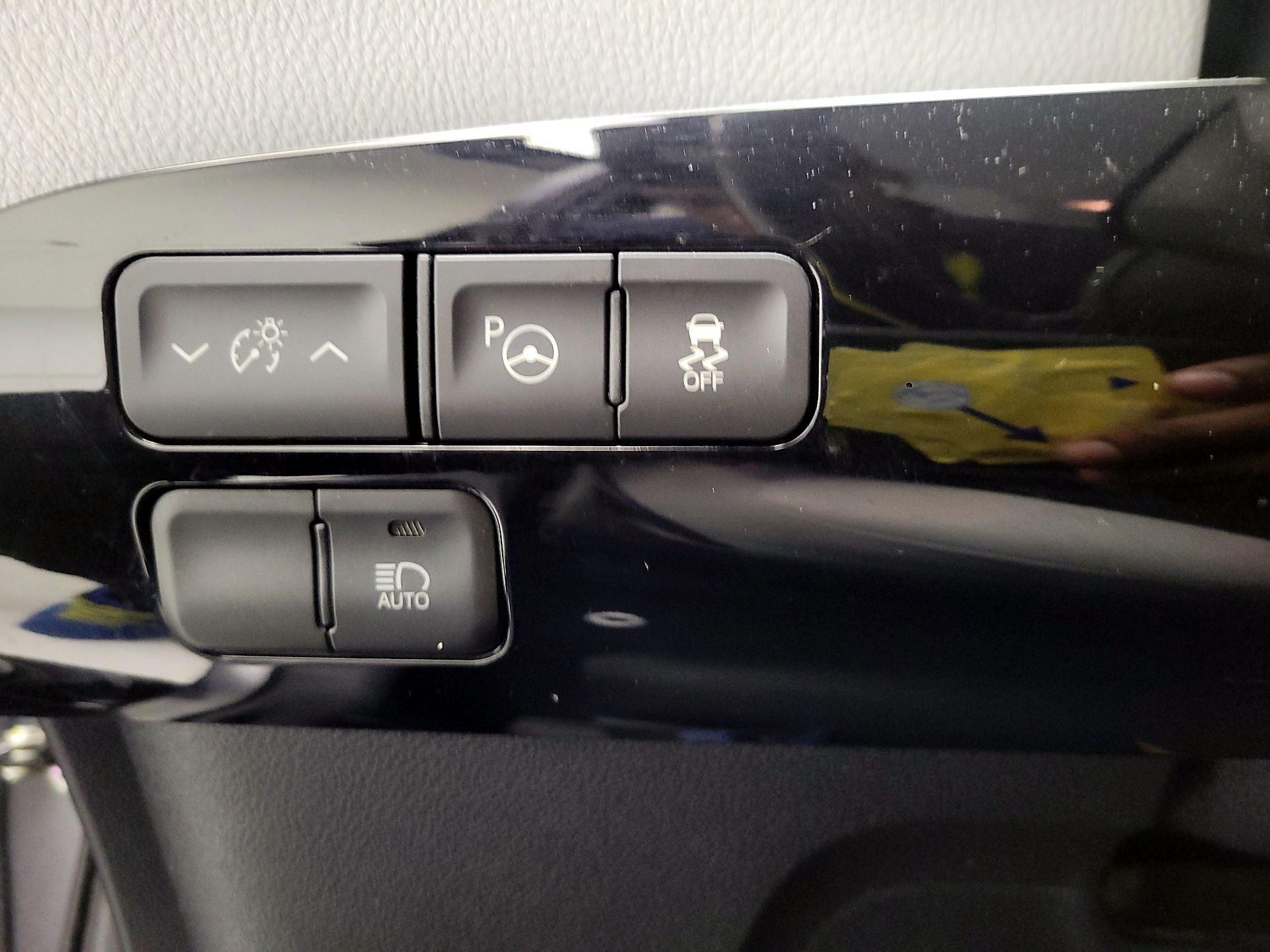 Thumbnail: 2017 Toyota Prius - 11