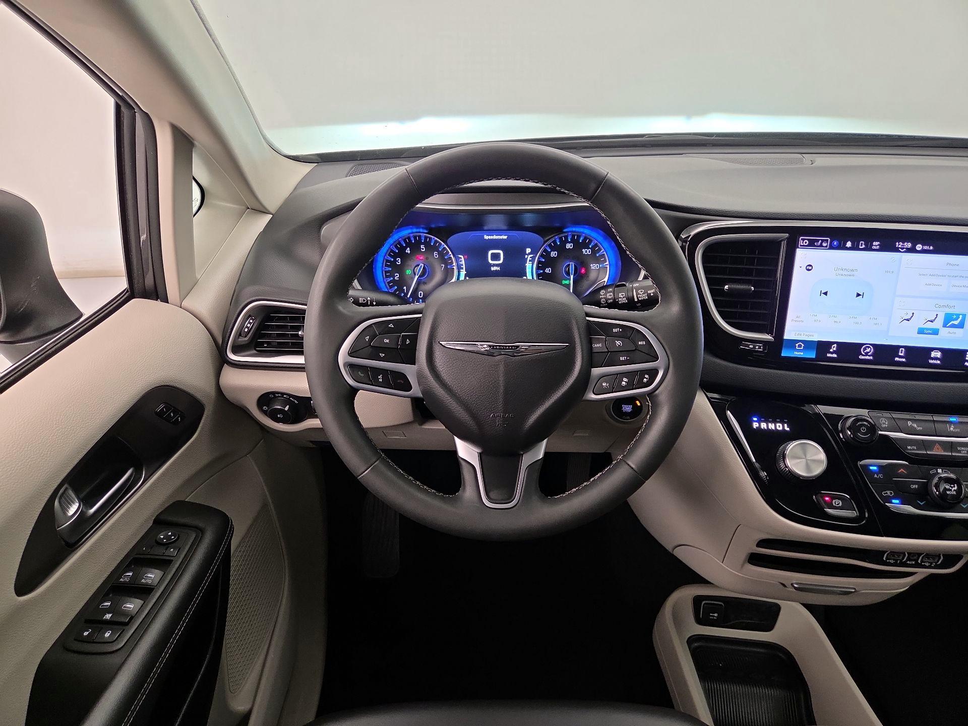 Thumbnail: 2023 Chrysler Pacifica - 10