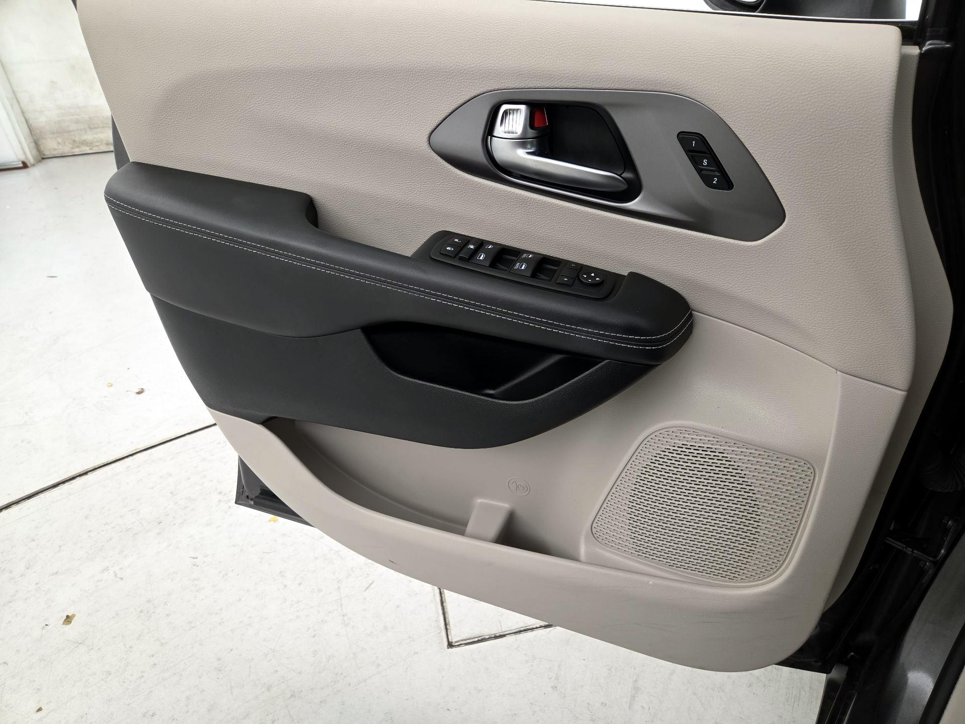 Thumbnail: 2023 Chrysler Pacifica - 12