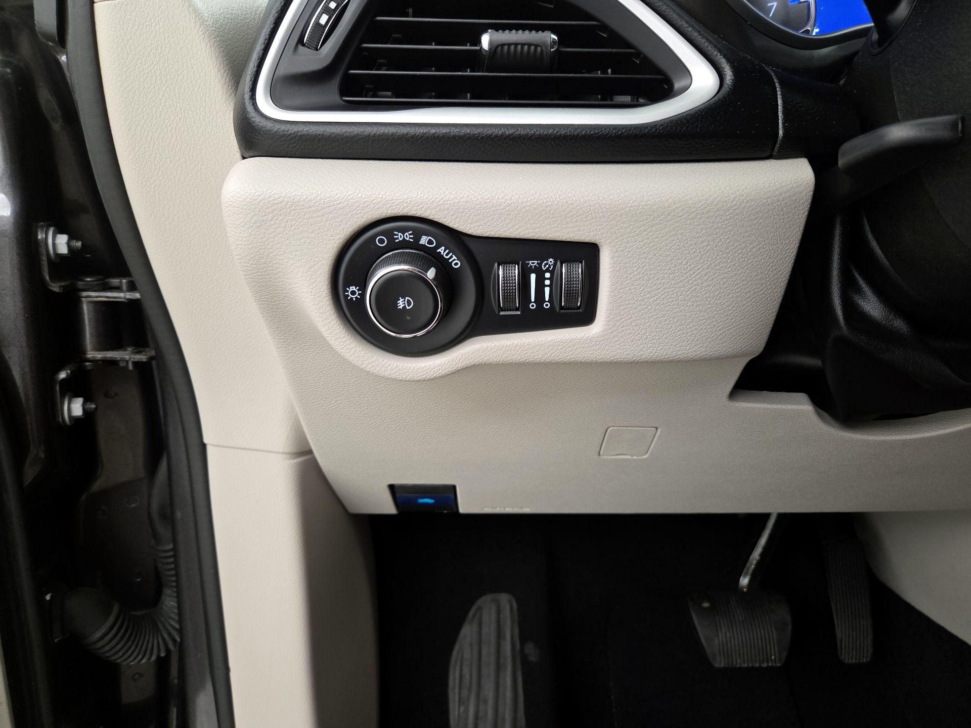 Thumbnail: 2023 Chrysler Pacifica - 13