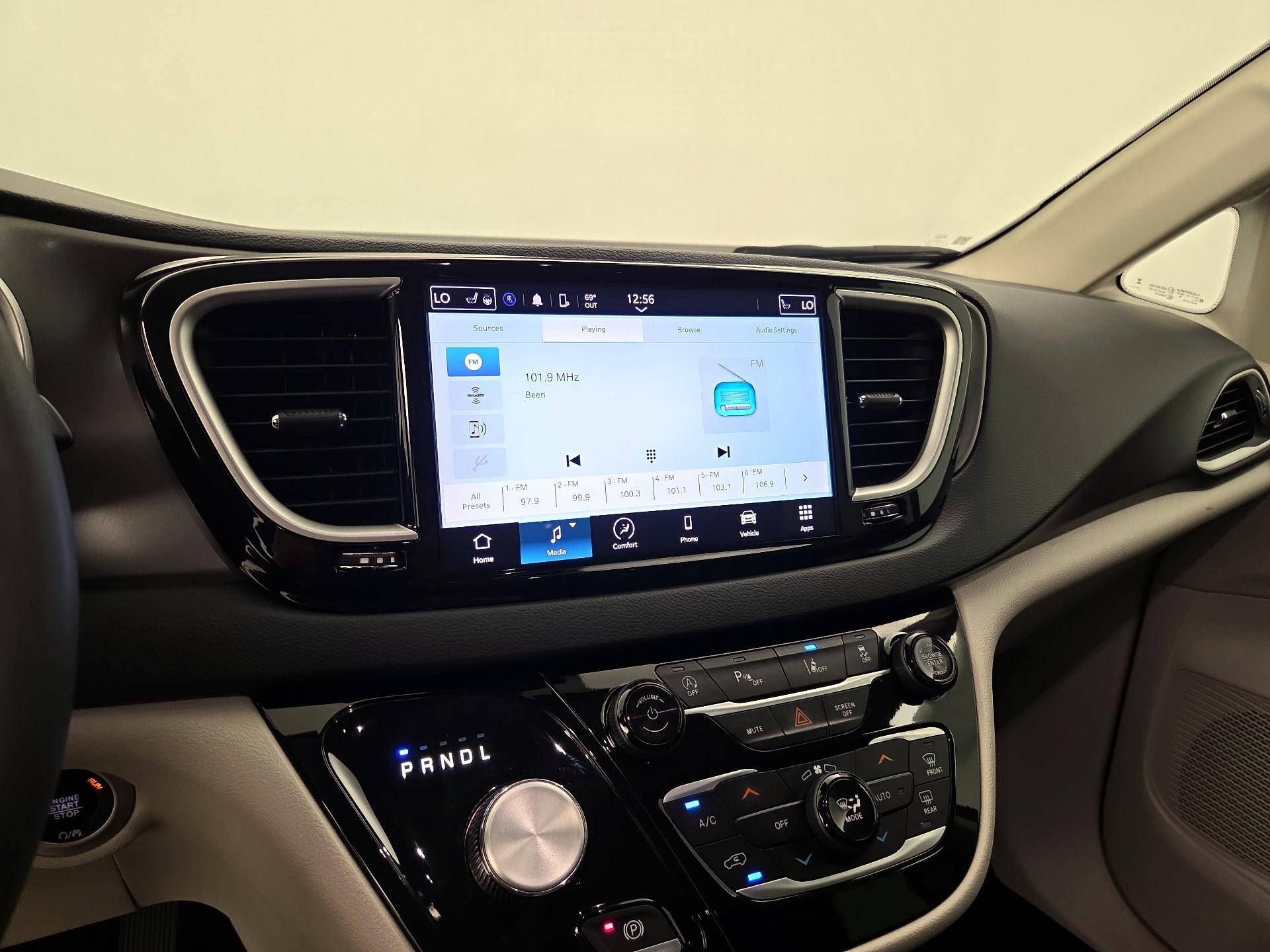 Thumbnail: 2023 Chrysler Pacifica - 15