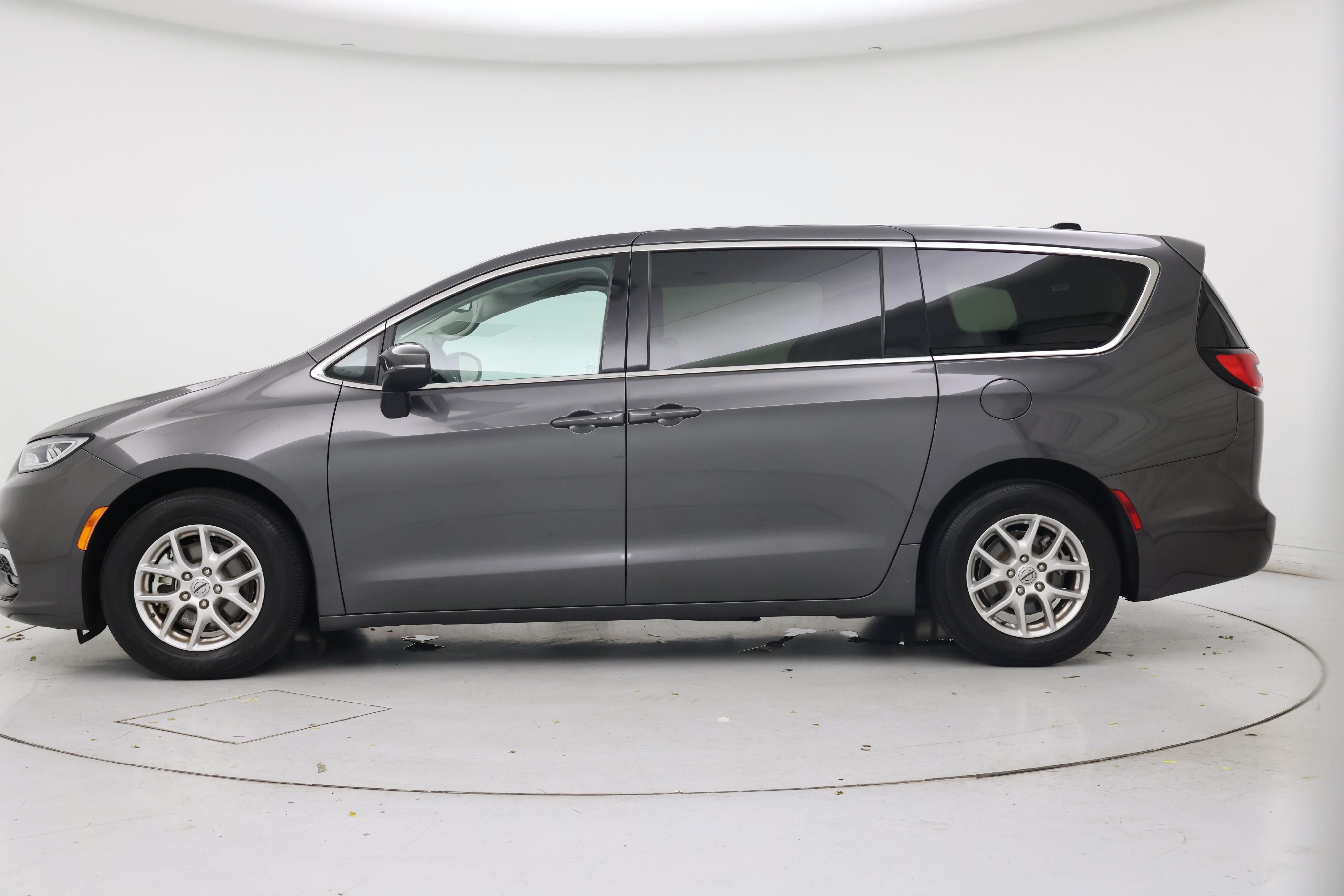 Thumbnail: 2023 Chrysler Pacifica - 3